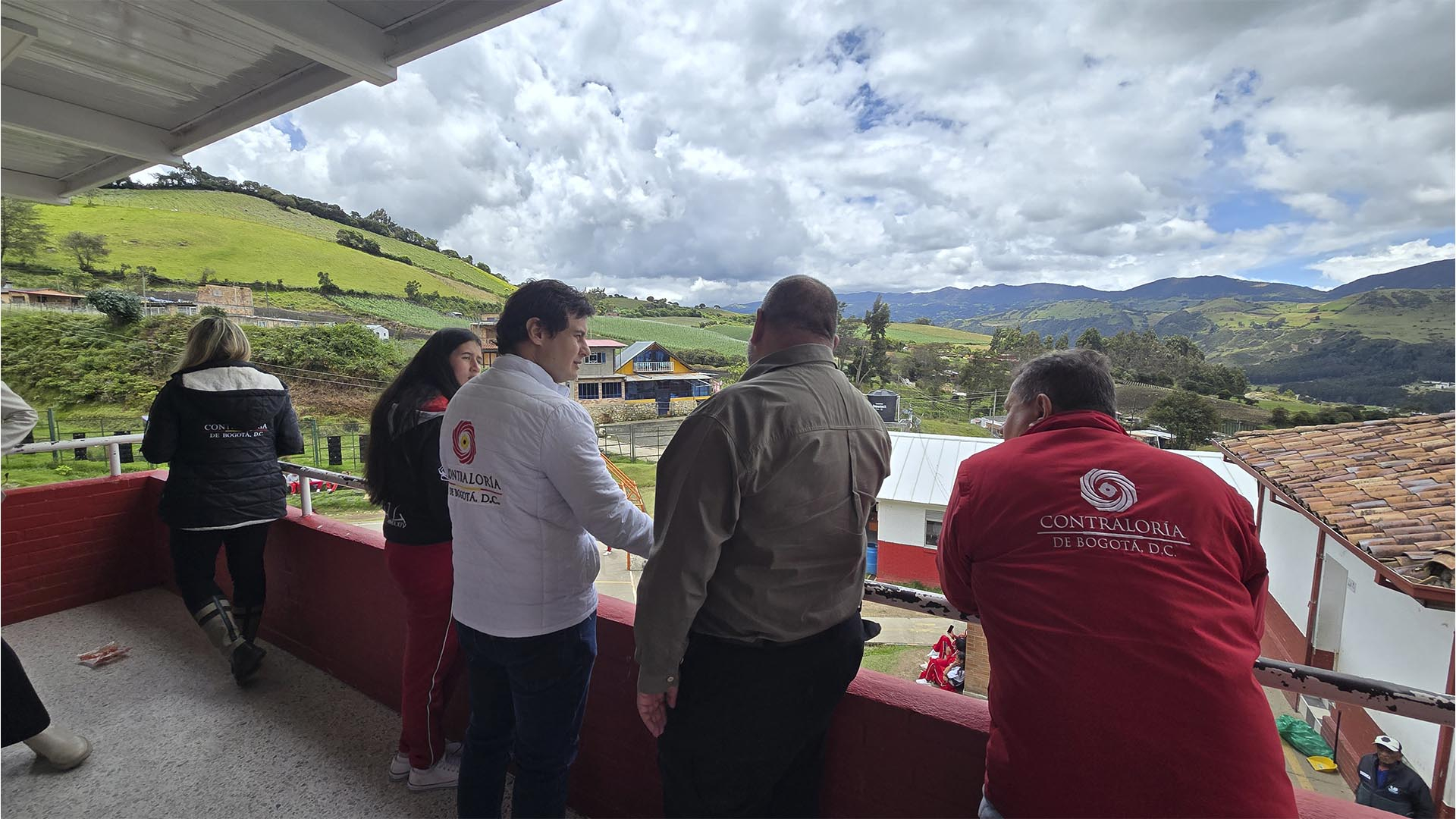 La Contraloría recorrió la Localidad de Usme, para verificar el avance de sus obras más importantes y escuchar a la comunidad. Durante la visita, se inspeccionaron proyectos de malla vial en los barrios Antonio José de Sucre y Villa Alemania, y también se atendieron las preocupaciones de la comunidad académica del Colegio Distrital El Uval.