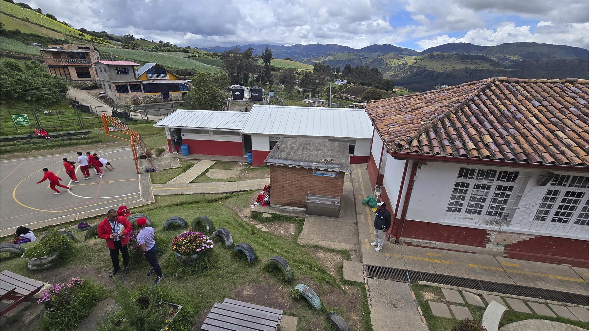 La Contraloría recorrió la Localidad de Usme, para verificar el avance de sus obras más importantes y escuchar a la comunidad. Durante la visita, se inspeccionaron proyectos de malla vial en los barrios Antonio José de Sucre y Villa Alemania, y también se atendieron las preocupaciones de la comunidad académica del Colegio Distrital El Uval.