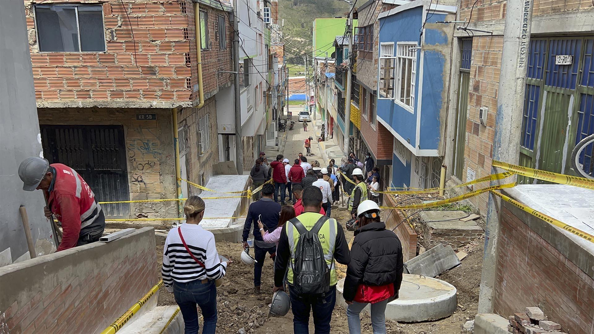 La Contraloría recorrió la Localidad de Usme, para verificar el avance de sus obras más importantes y escuchar a la comunidad. Durante la visita, se inspeccionaron proyectos de malla vial en los barrios Antonio José de Sucre y Villa Alemania, y también se atendieron las preocupaciones de la comunidad académica del Colegio Distrital El Uval.