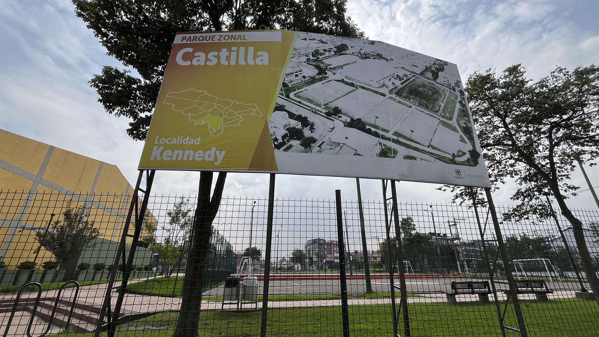 La Contraloría de Bogotá, a través de su Dirección de Cultura, Recreación y Deporte, y en atención a varias denuncias de la ciudadanía, inició una Actuación Especial de Fiscalización con el fin de establecer el estado de 181 canchas sintéticas cuyo uso y mantenimiento está a cargo del Instituto Distrital de Recreación y Deporte (IDRD).