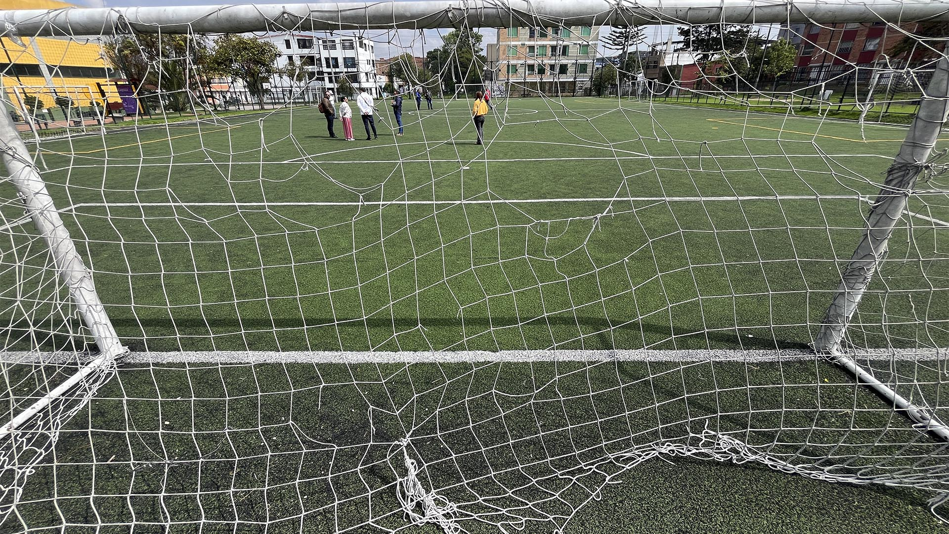 La Contraloría de Bogotá, a través de su Dirección de Cultura, Recreación y Deporte, y en atención a varias denuncias de la ciudadanía, inició una Actuación Especial de Fiscalización con el fin de establecer el estado de 181 canchas sintéticas cuyo uso y mantenimiento está a cargo del Instituto Distrital de Recreación y Deporte (IDRD).
