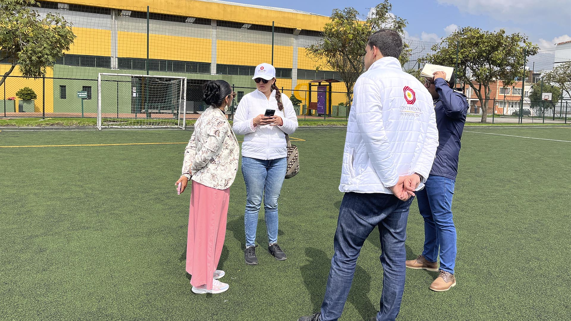 La Contraloría de Bogotá, a través de su Dirección de Cultura, Recreación y Deporte, y en atención a varias denuncias de la ciudadanía, inició una Actuación Especial de Fiscalización con el fin de establecer el estado de 181 canchas sintéticas cuyo uso y mantenimiento está a cargo del Instituto Distrital de Recreación y Deporte (IDRD).