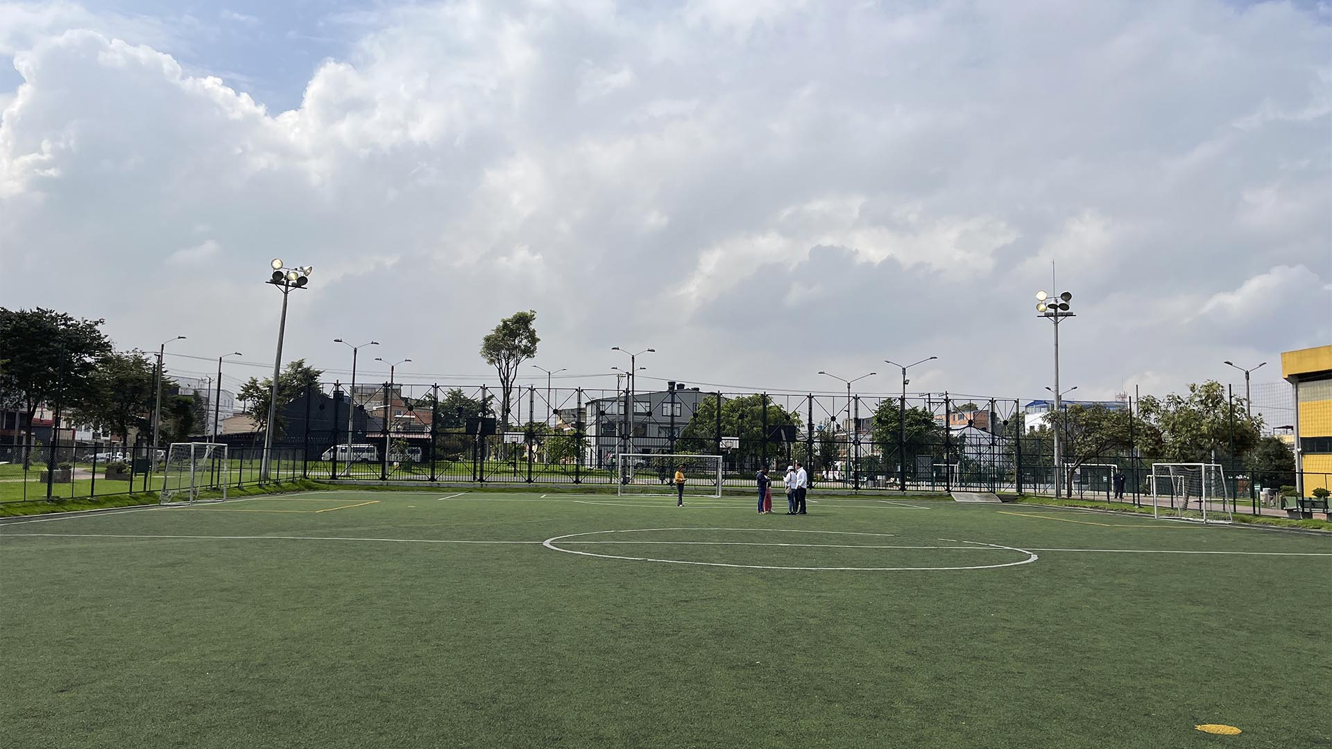 La Contraloría de Bogotá, a través de su Dirección de Cultura, Recreación y Deporte, y en atención a varias denuncias de la ciudadanía, inició una Actuación Especial de Fiscalización con el fin de establecer el estado de 181 canchas sintéticas cuyo uso y mantenimiento está a cargo del Instituto Distrital de Recreación y Deporte (IDRD).