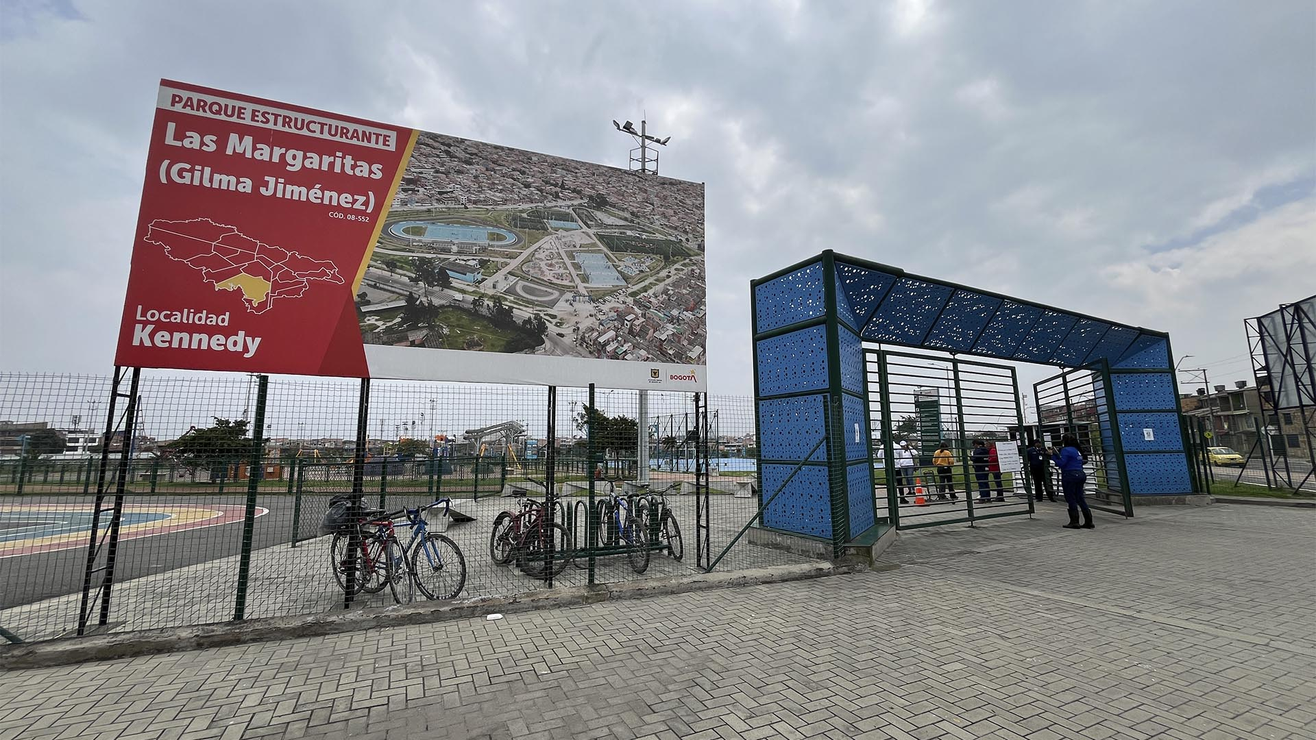 La Contraloría de Bogotá, a través de su Dirección de Cultura, Recreación y Deporte, y en atención a varias denuncias de la ciudadanía, inició una Actuación Especial de Fiscalización con el fin de establecer el estado de 181 canchas sintéticas cuyo uso y mantenimiento está a cargo del Instituto Distrital de Recreación y Deporte (IDRD).