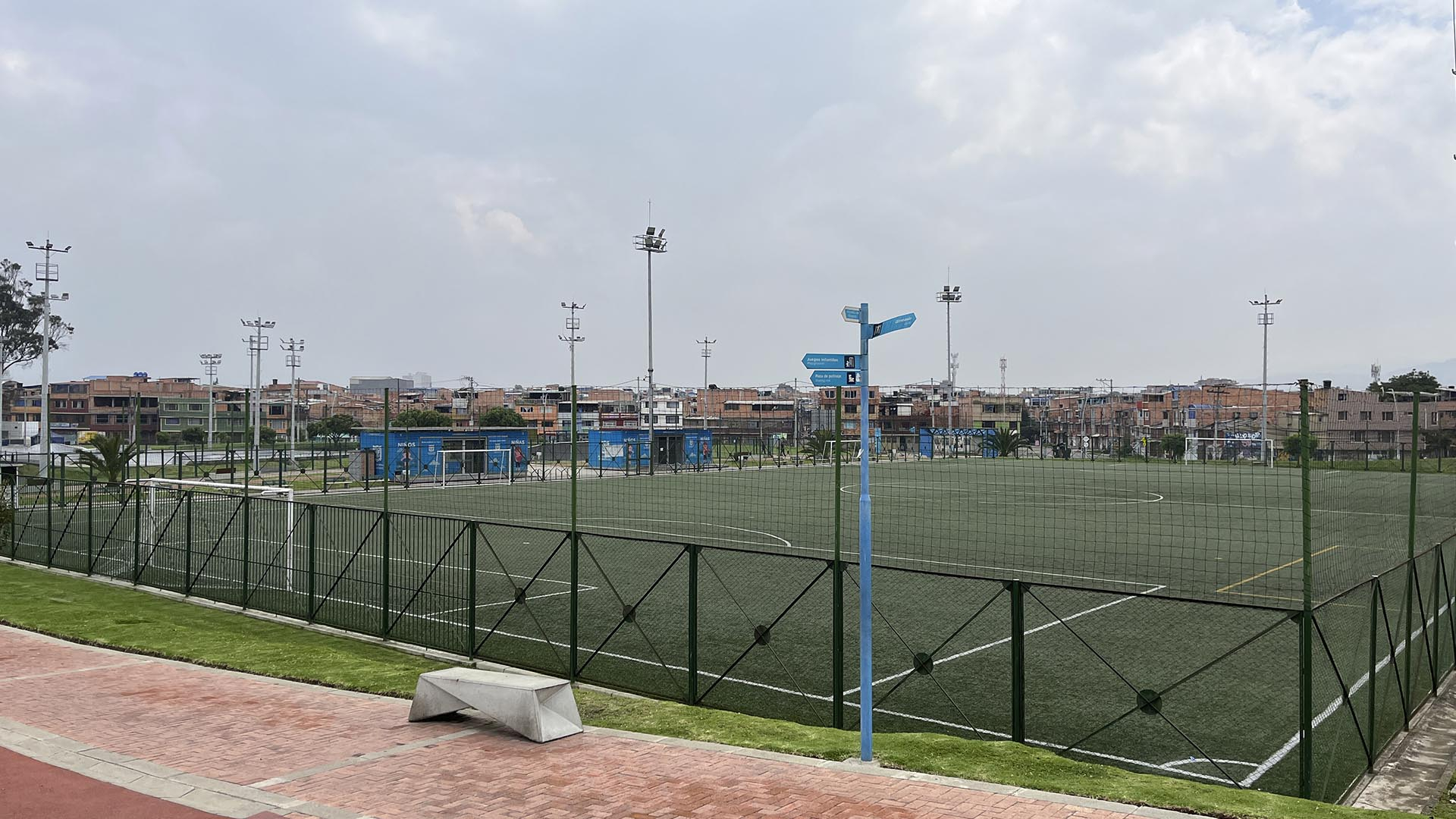 La Contraloría de Bogotá, a través de su Dirección de Cultura, Recreación y Deporte, y en atención a varias denuncias de la ciudadanía, inició una Actuación Especial de Fiscalización con el fin de establecer el estado de 181 canchas sintéticas cuyo uso y mantenimiento está a cargo del Instituto Distrital de Recreación y Deporte (IDRD).
