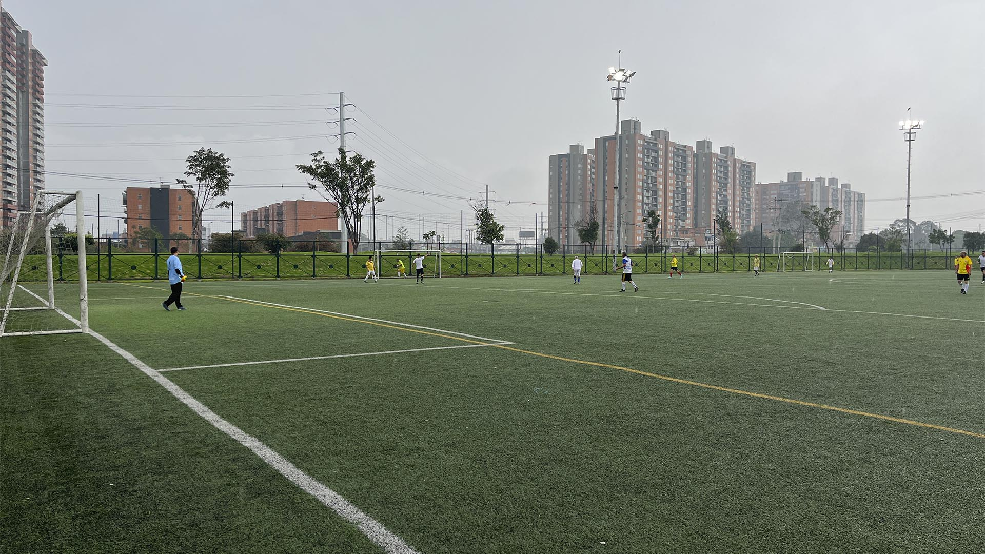 La Contraloría de Bogotá, a través de su Dirección de Cultura, Recreación y Deporte, y en atención a varias denuncias de la ciudadanía, inició una Actuación Especial de Fiscalización con el fin de establecer el estado de 181 canchas sintéticas cuyo uso y mantenimiento está a cargo del Instituto Distrital de Recreación y Deporte (IDRD).