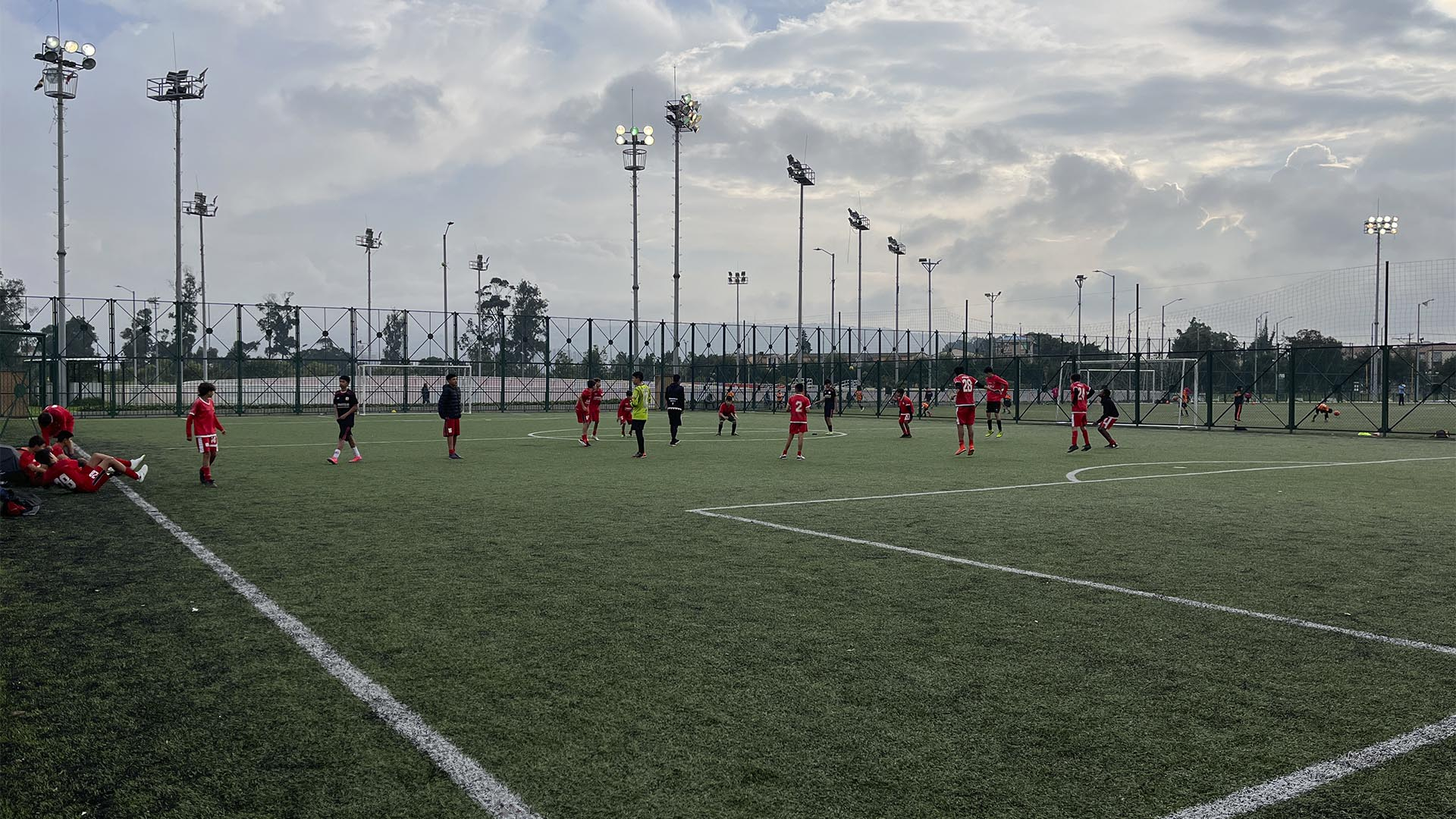 La Contraloría de Bogotá, a través de su Dirección de Cultura, Recreación y Deporte, y en atención a varias denuncias de la ciudadanía, inició una Actuación Especial de Fiscalización con el fin de establecer el estado de 181 canchas sintéticas cuyo uso y mantenimiento está a cargo del Instituto Distrital de Recreación y Deporte (IDRD).