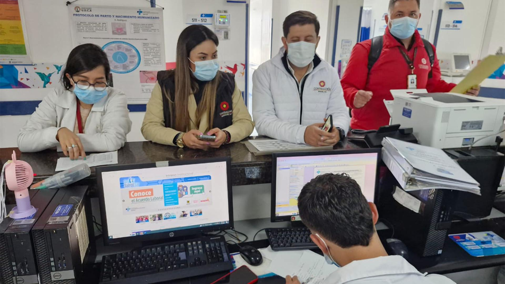 Una jornada especial de control a los hospitales de Bogotá, realizó la Contraloría con cerca de 100 funcionarios -liderados por el contralor Julián Mauricio Ruiz- que visitaron simultáneamente diez hospitales. En estos lugares se revisaron: inventarios de medicamentos, estado de equipos biomédicos, agendamiento de citas y dietas para pacientes.