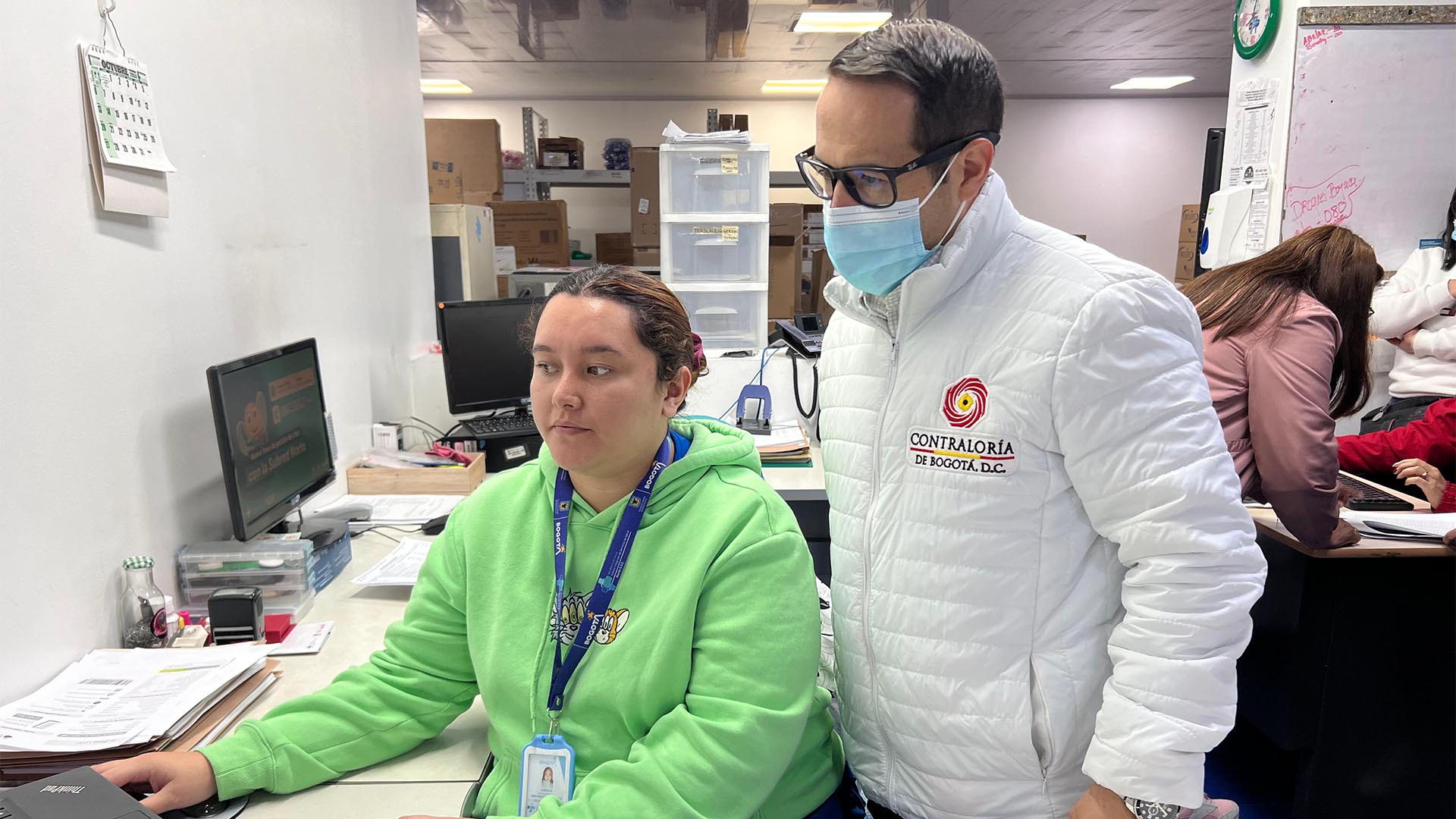 Una jornada especial de control a los hospitales de Bogotá, realizó la Contraloría con cerca de 100 funcionarios -liderados por el contralor Julián Mauricio Ruiz- que visitaron simultáneamente diez hospitales. En estos lugares se revisaron: inventarios de medicamentos, estado de equipos biomédicos, agendamiento de citas y dietas para pacientes.