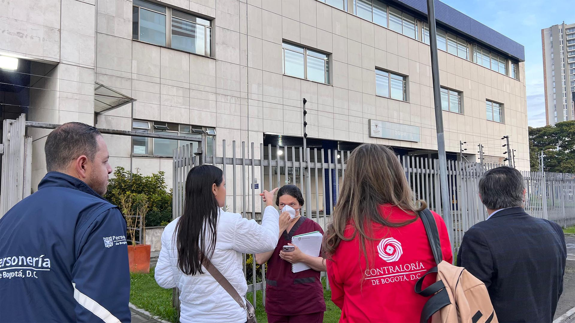 Una jornada especial de control a los hospitales de Bogotá, realizó la Contraloría con cerca de 100 funcionarios -liderados por el contralor Julián Mauricio Ruiz- que visitaron simultáneamente diez hospitales. En estos lugares se revisaron: inventarios de medicamentos, estado de equipos biomédicos, agendamiento de citas y dietas para pacientes.