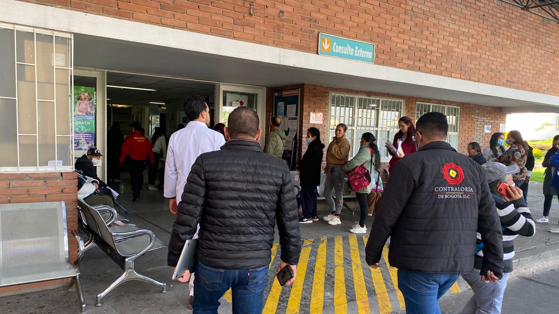 Una jornada especial de control a los hospitales de Bogotá, realizó la Contraloría con cerca de 100 funcionarios -liderados por el contralor Julián Mauricio Ruiz- que visitaron simultáneamente diez hospitales. En estos lugares se revisaron: inventarios de medicamentos, estado de equipos biomédicos, agendamiento de citas y dietas para pacientes.