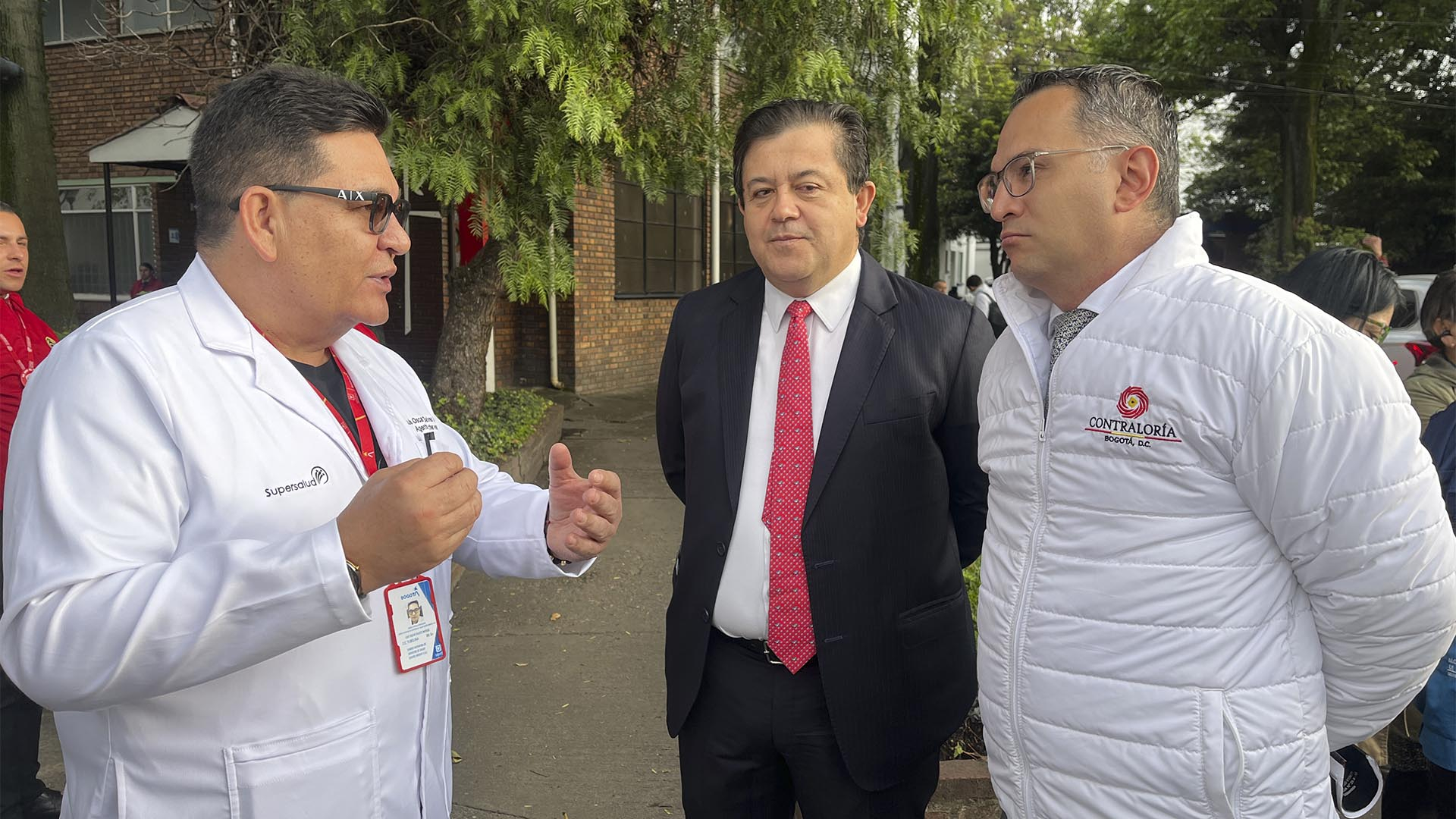 Una jornada especial de control a los hospitales de Bogotá, realizó la Contraloría con cerca de 100 funcionarios -liderados por el contralor Julián Mauricio Ruiz- que visitaron simultáneamente diez hospitales. En estos lugares se revisaron: inventarios de medicamentos, estado de equipos biomédicos, agendamiento de citas y dietas para pacientes.