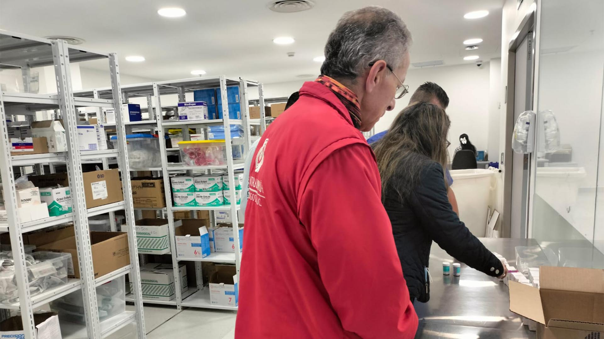 Una jornada especial de control a los hospitales de Bogotá, realizó la Contraloría con cerca de 100 funcionarios -liderados por el contralor Julián Mauricio Ruiz- que visitaron simultáneamente diez hospitales. En estos lugares se revisaron: inventarios de medicamentos, estado de equipos biomédicos, agendamiento de citas y dietas para pacientes.