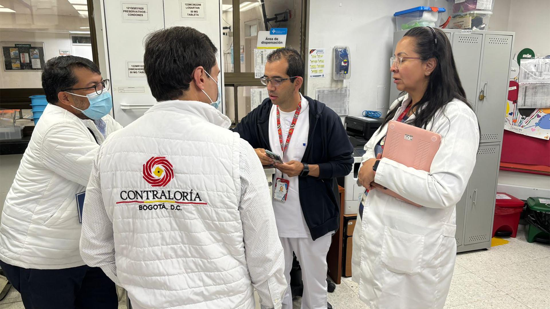 Una jornada especial de control a los hospitales de Bogotá, realizó la Contraloría con cerca de 100 funcionarios -liderados por el contralor Julián Mauricio Ruiz- que visitaron simultáneamente diez hospitales. En estos lugares se revisaron: inventarios de medicamentos, estado de equipos biomédicos, agendamiento de citas y dietas para pacientes.