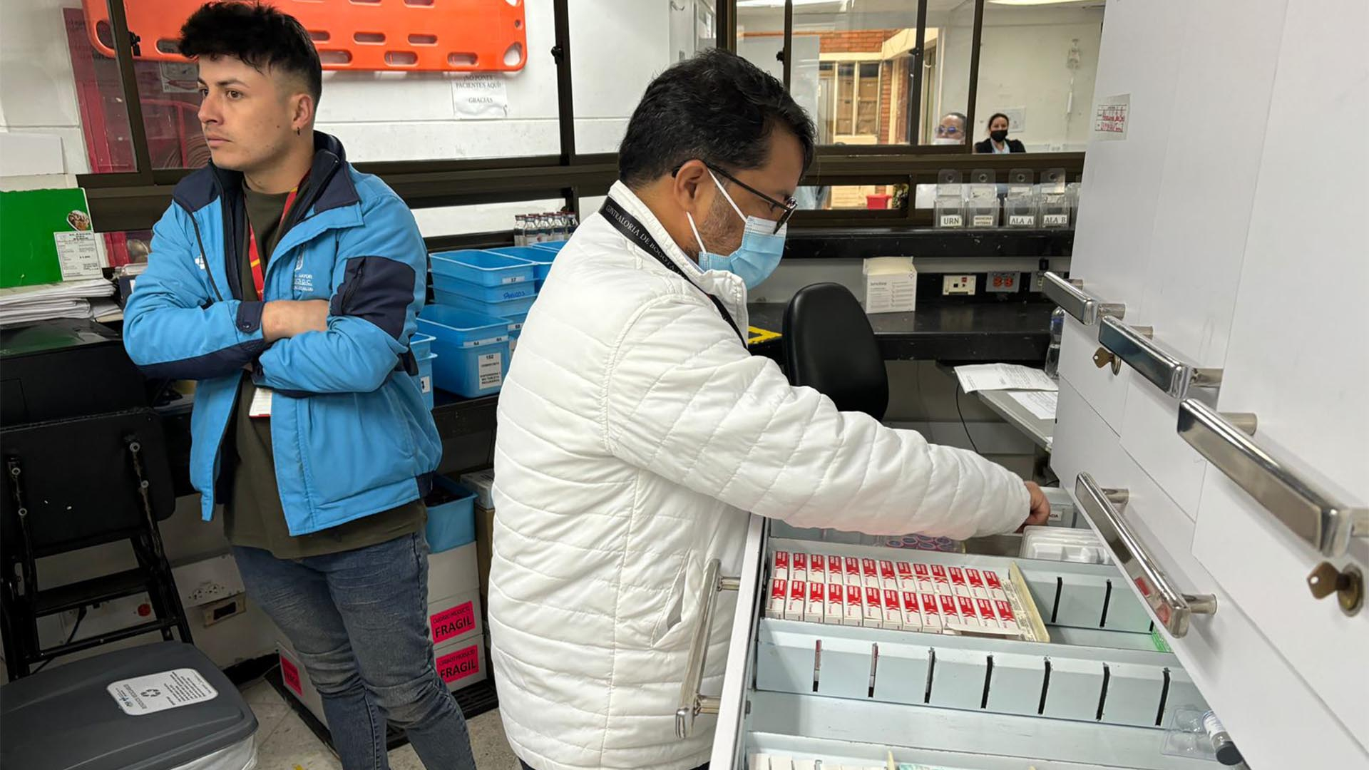 Una jornada especial de control a los hospitales de Bogotá, realizó la Contraloría con cerca de 100 funcionarios -liderados por el contralor Julián Mauricio Ruiz- que visitaron simultáneamente diez hospitales. En estos lugares se revisaron: inventarios de medicamentos, estado de equipos biomédicos, agendamiento de citas y dietas para pacientes.