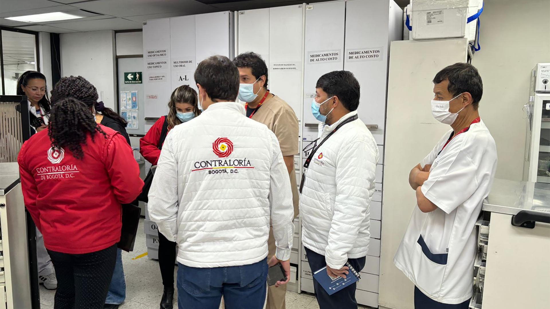 Una jornada especial de control a los hospitales de Bogotá, realizó la Contraloría con cerca de 100 funcionarios -liderados por el contralor Julián Mauricio Ruiz- que visitaron simultáneamente diez hospitales. En estos lugares se revisaron: inventarios de medicamentos, estado de equipos biomédicos, agendamiento de citas y dietas para pacientes.