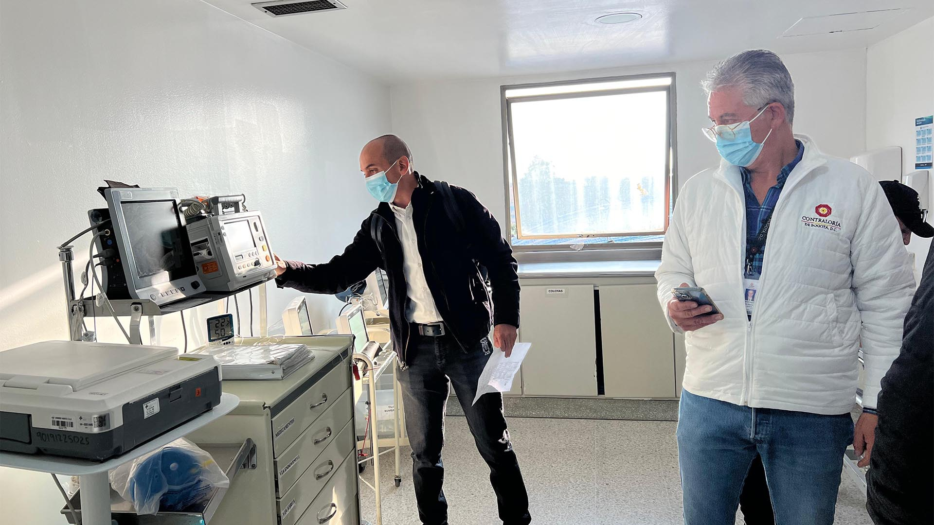Una jornada especial de control a los hospitales de Bogotá, realizó la Contraloría con cerca de 100 funcionarios -liderados por el contralor Julián Mauricio Ruiz- que visitaron simultáneamente diez hospitales. En estos lugares se revisaron: inventarios de medicamentos, estado de equipos biomédicos, agendamiento de citas y dietas para pacientes.