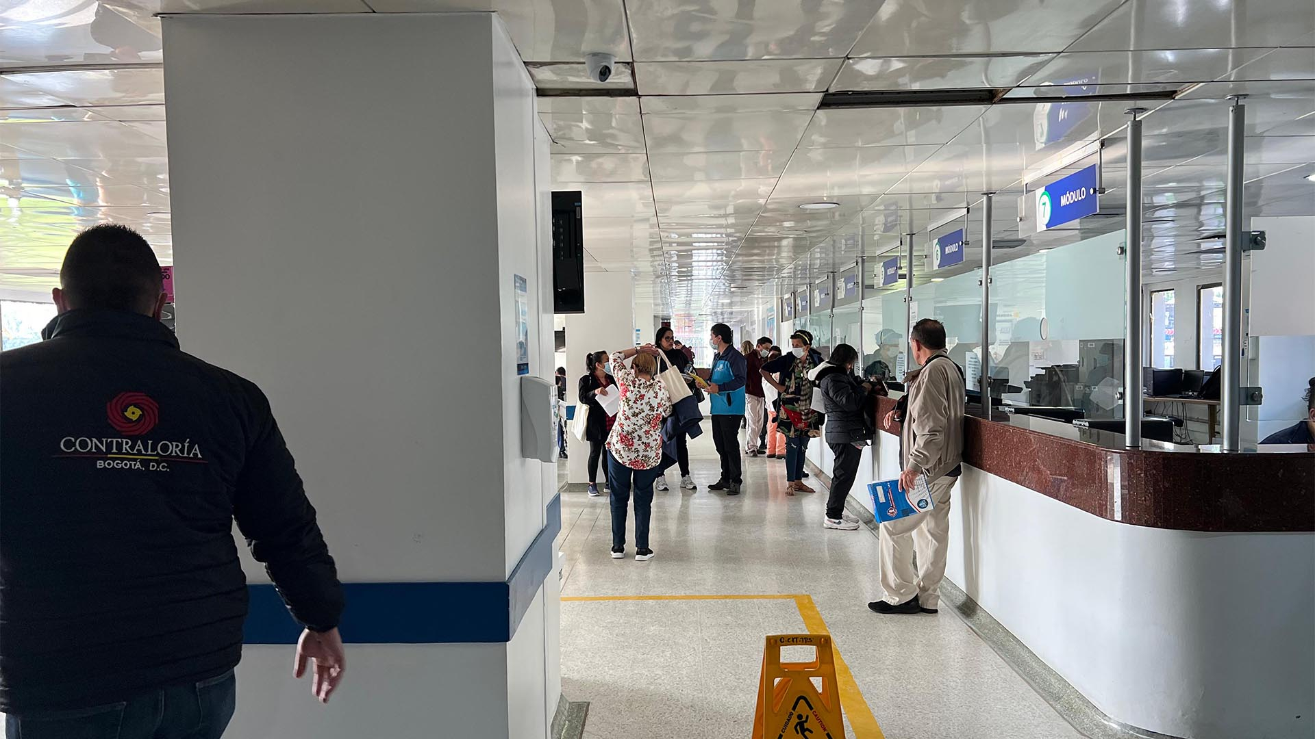 Una jornada especial de control a los hospitales de Bogotá, realizó la Contraloría con cerca de 100 funcionarios -liderados por el contralor Julián Mauricio Ruiz- que visitaron simultáneamente diez hospitales. En estos lugares se revisaron: inventarios de medicamentos, estado de equipos biomédicos, agendamiento de citas y dietas para pacientes.