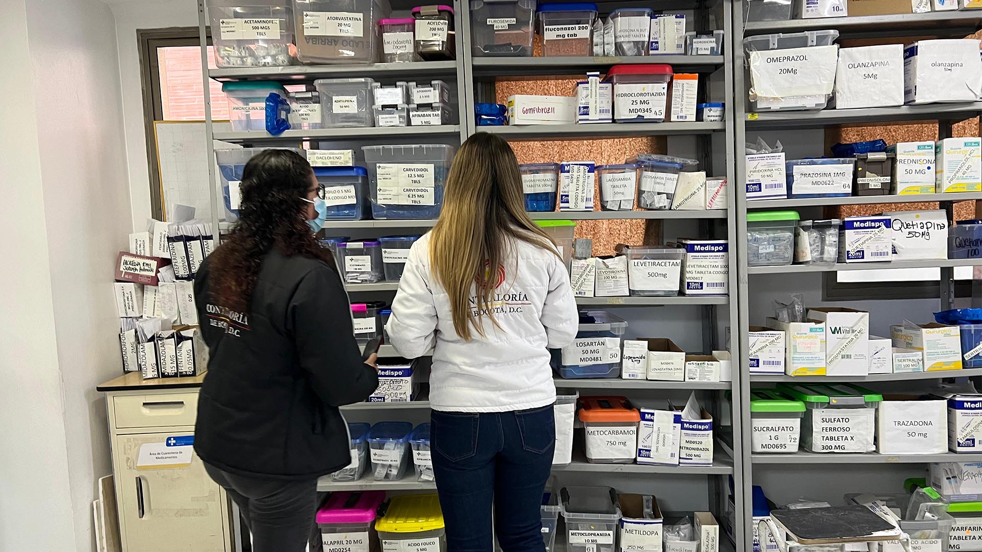 Una jornada especial de control a los hospitales de Bogotá, realizó la Contraloría con cerca de 100 funcionarios -liderados por el contralor Julián Mauricio Ruiz- que visitaron simultáneamente diez hospitales. En estos lugares se revisaron: inventarios de medicamentos, estado de equipos biomédicos, agendamiento de citas y dietas para pacientes.