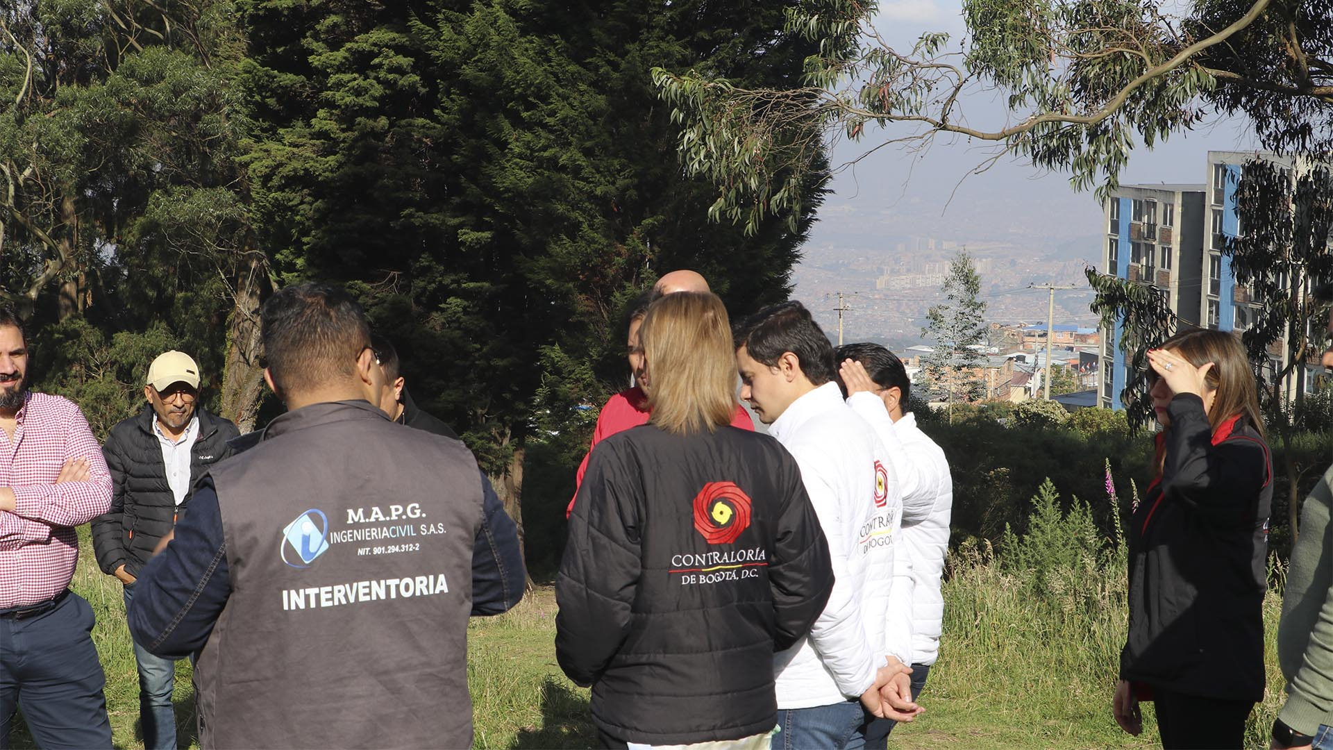 Las Direcciones de Participación Ciudadana y Hábitat y Ambiente de la Contraloría de Bogotá, visitaron el proyecto de apartamentos Arboleda Santa Teresita (Localidad de San Cristóbal) para hacerle seguimiento al proceso de entrega de más de 300 viviendas previsto para el primer semestre de 2025.