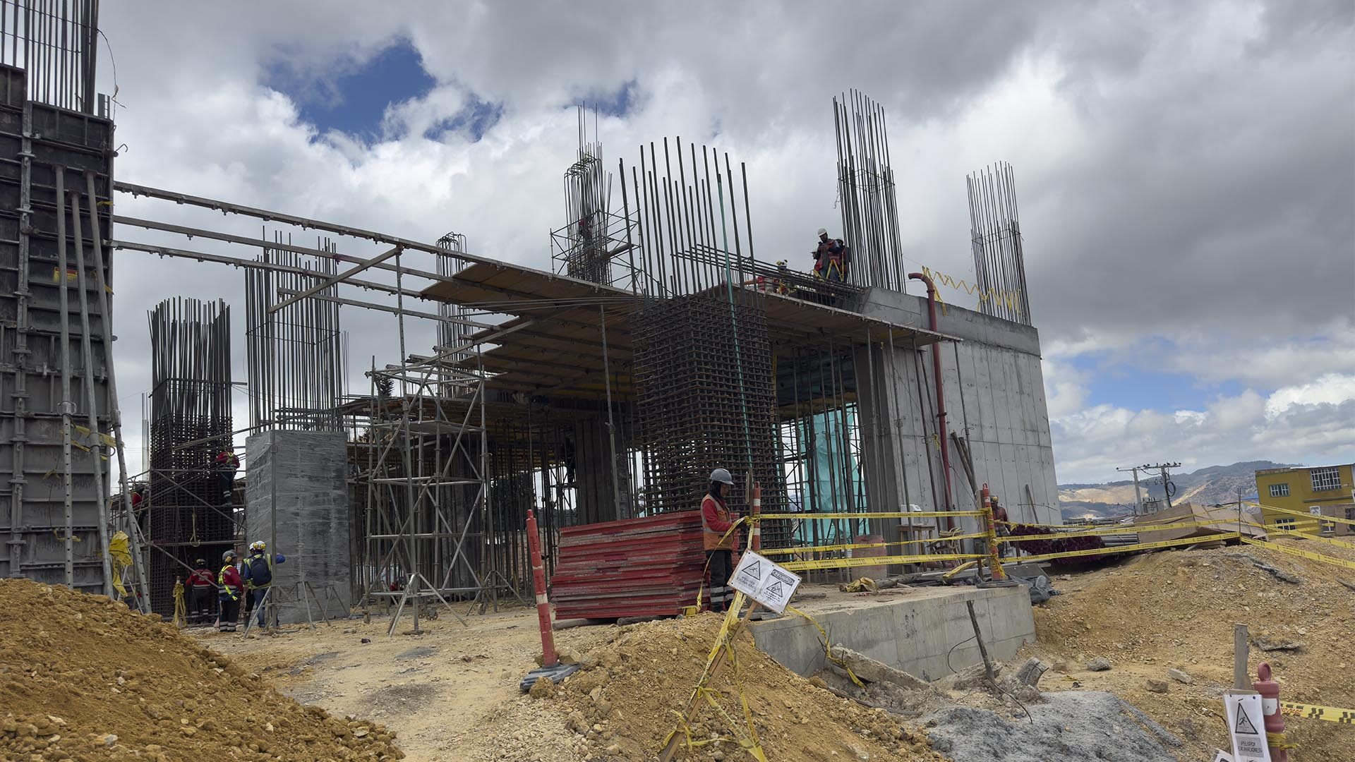 La Dirección Sectorial de Movilidad de la Contraloría de Bogotá recorrió las obras que adelanta el Instituto de Desarrollo Urbano IDU para la construcción del nuevo cable aéreo en la Localidad de San Cristóbal (suroriente de la ciudad), donde se invierten más de  $364 mil millones, incluyendo la interventoría.