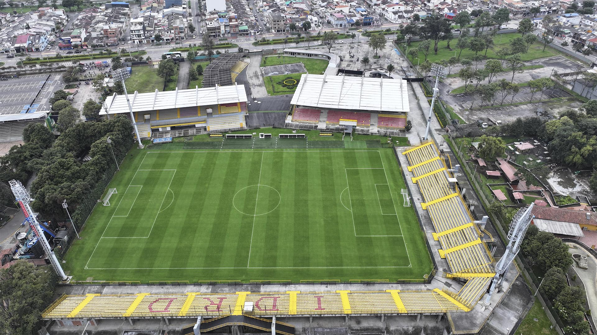 La Dirección Sectorial de Cultura, Recreación y Deporte, adelantó una visita al Estadio de Techo para verificar el estado de las adecuaciones y mantenimientos de escenarios deportivos hechos dentro del contrato 3187 de 2023, y cuya inversión supera los $10 mil millones.