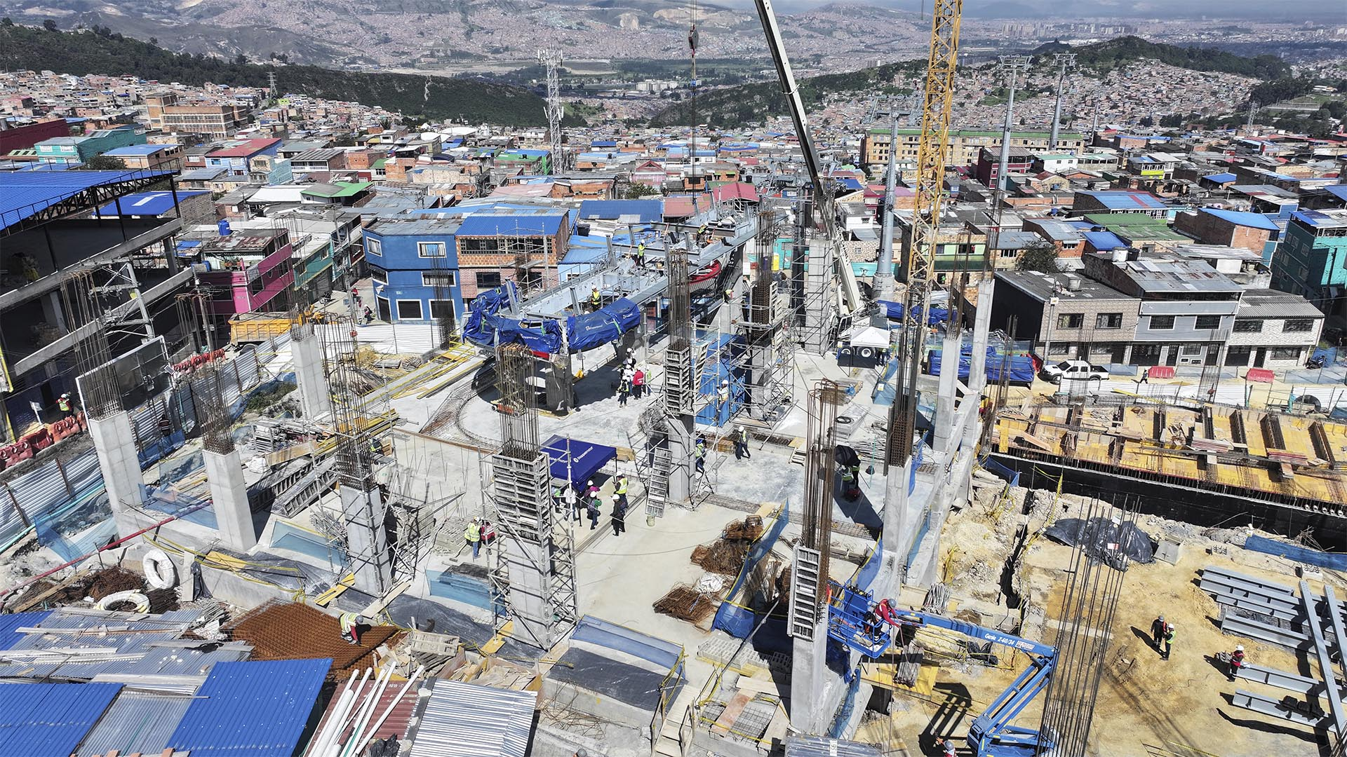 Dentro del programa "Vamos a la Obra", la Dirección Sectorial de Movilidad de la Contraloría de Bogotá, llevó a cabo una visita para verificar en terreno los avances de las obras que se adelantan en la Localidad de San Cristóbal para la construcción y puesta en marcha del TransMiCable.