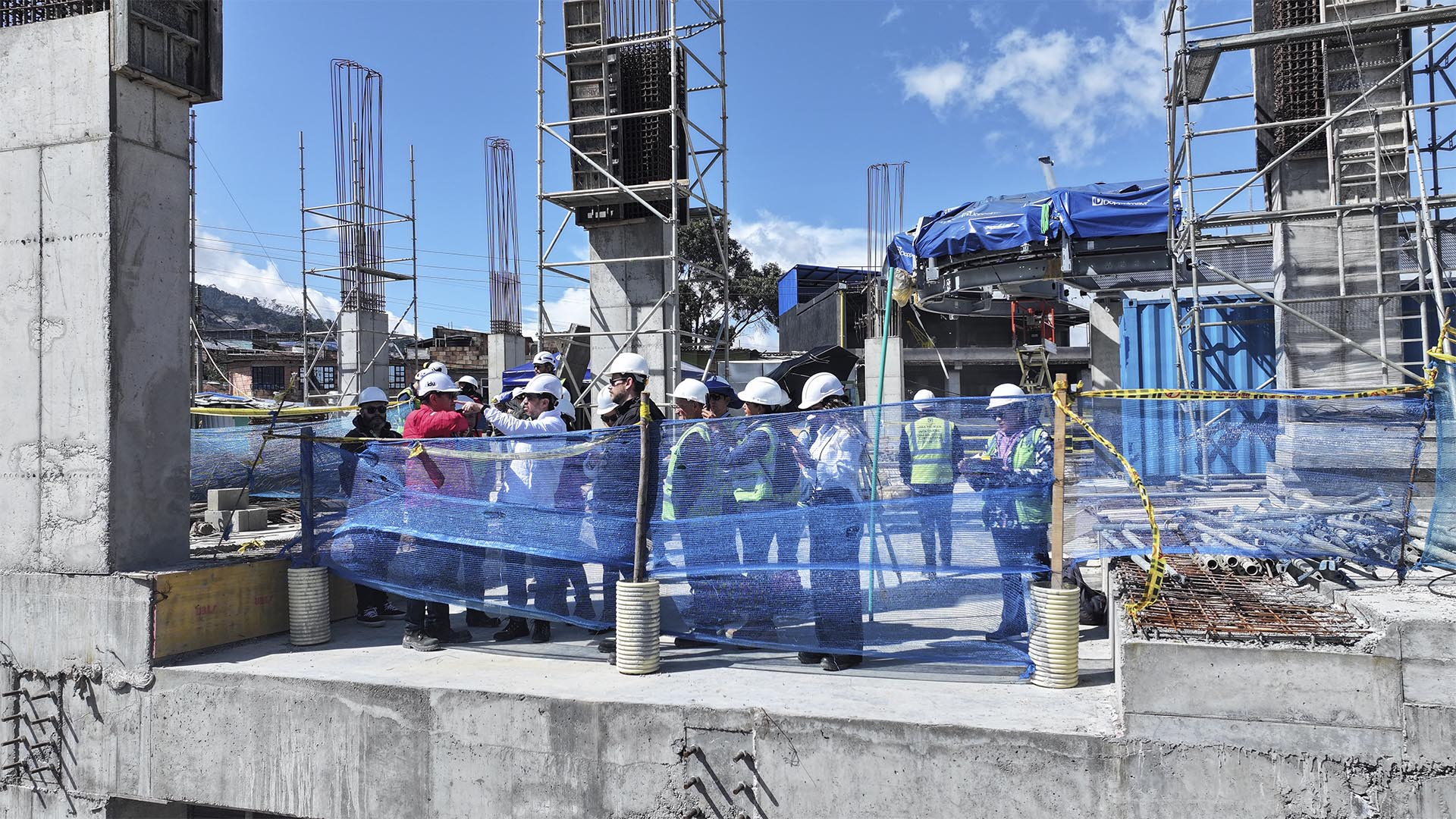 Dentro del programa "Vamos a la Obra", la Dirección Sectorial de Movilidad de la Contraloría de Bogotá, llevó a cabo una visita para verificar en terreno los avances de las obras que se adelantan en la Localidad de San Cristóbal para la construcción y puesta en marcha del TransMiCable.