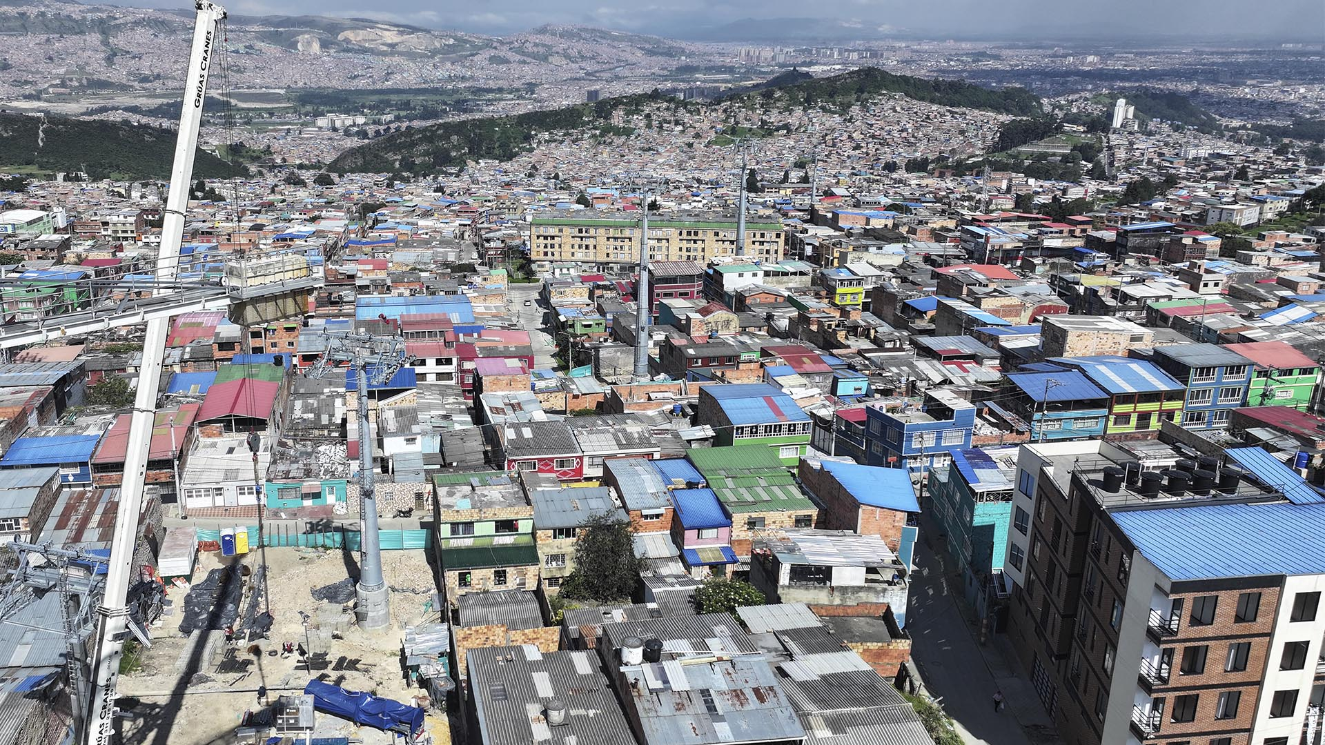 Dentro del programa "Vamos a la Obra", la Dirección Sectorial de Movilidad de la Contraloría de Bogotá, llevó a cabo una visita para verificar en terreno los avances de las obras que se adelantan en la Localidad de San Cristóbal para la construcción y puesta en marcha del TransMiCable.