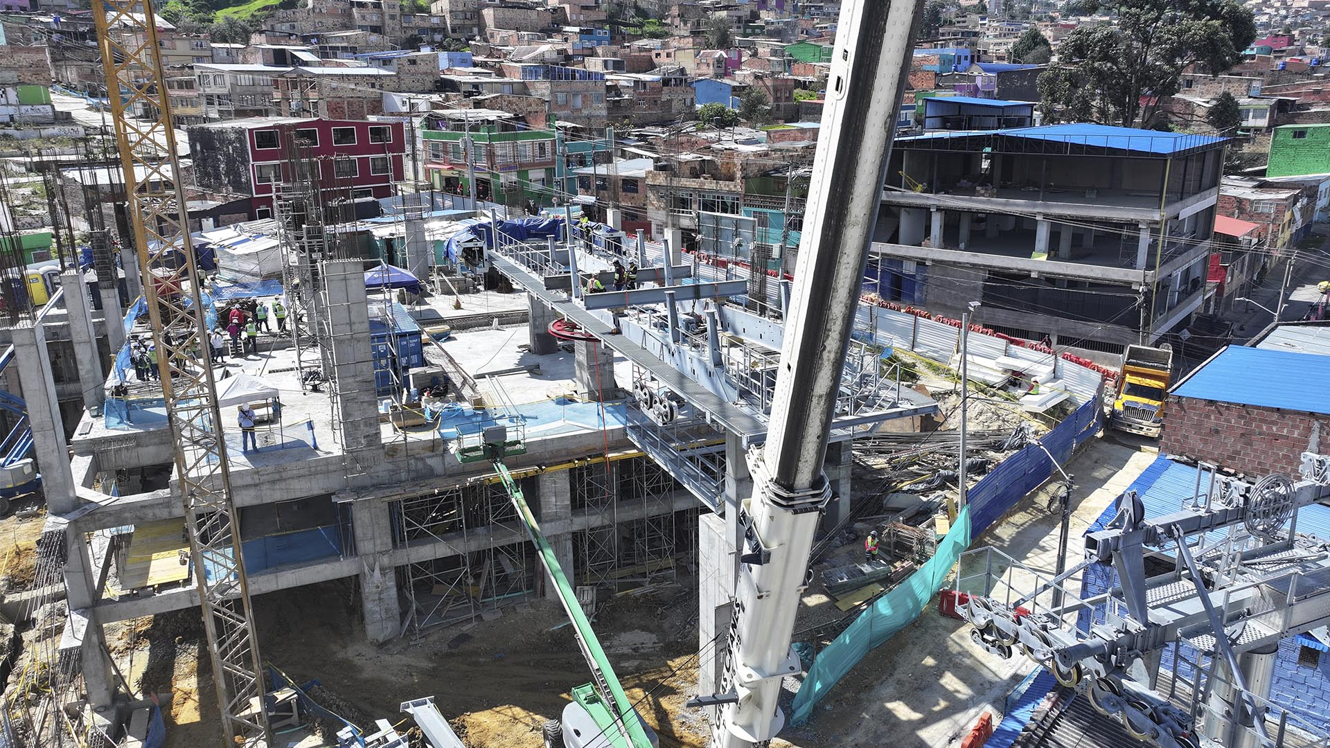 Dentro del programa "Vamos a la Obra", la Dirección Sectorial de Movilidad de la Contraloría de Bogotá, llevó a cabo una visita para verificar en terreno los avances de las obras que se adelantan en la Localidad de San Cristóbal para la construcción y puesta en marcha del TransMiCable.