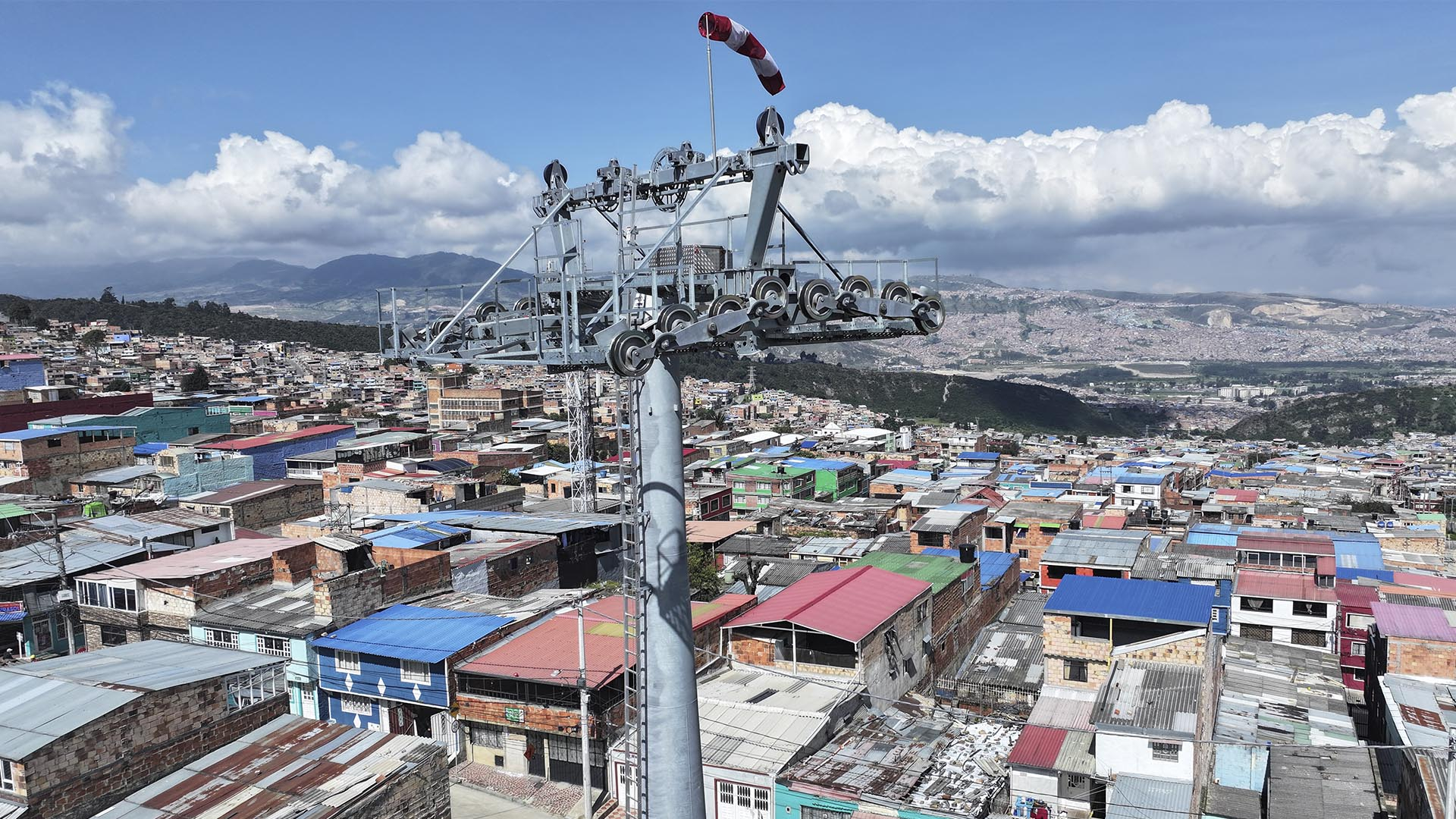Dentro del programa "Vamos a la Obra", la Dirección Sectorial de Movilidad de la Contraloría de Bogotá, llevó a cabo una visita para verificar en terreno los avances de las obras que se adelantan en la Localidad de San Cristóbal para la construcción y puesta en marcha del TransMiCable.