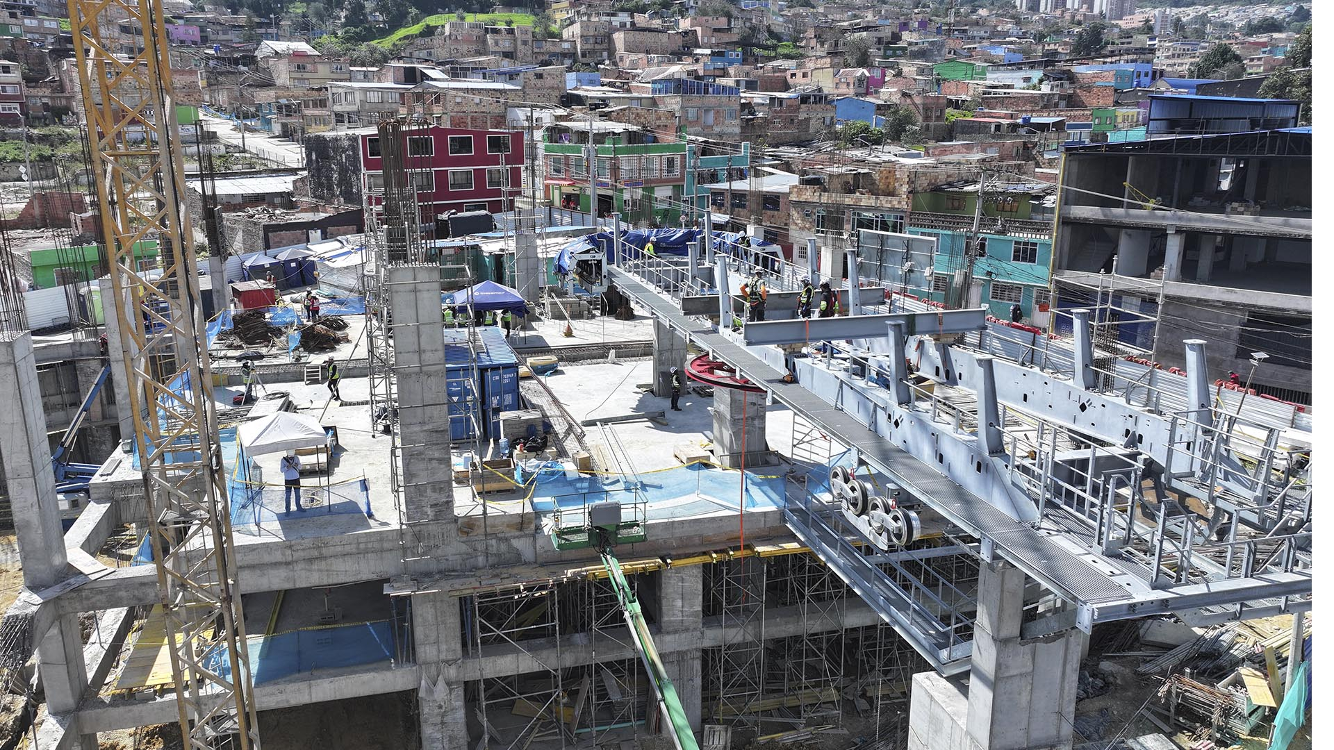 Dentro del programa "Vamos a la Obra", la Dirección Sectorial de Movilidad de la Contraloría de Bogotá, llevó a cabo una visita para verificar en terreno los avances de las obras que se adelantan en la Localidad de San Cristóbal para la construcción y puesta en marcha del TransMiCable.