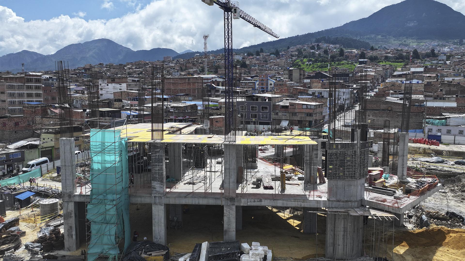 Dentro del programa "Vamos a la Obra", la Dirección Sectorial de Movilidad de la Contraloría de Bogotá, llevó a cabo una visita para verificar en terreno los avances de las obras que se adelantan en la Localidad de San Cristóbal para la construcción y puesta en marcha del TransMiCable.