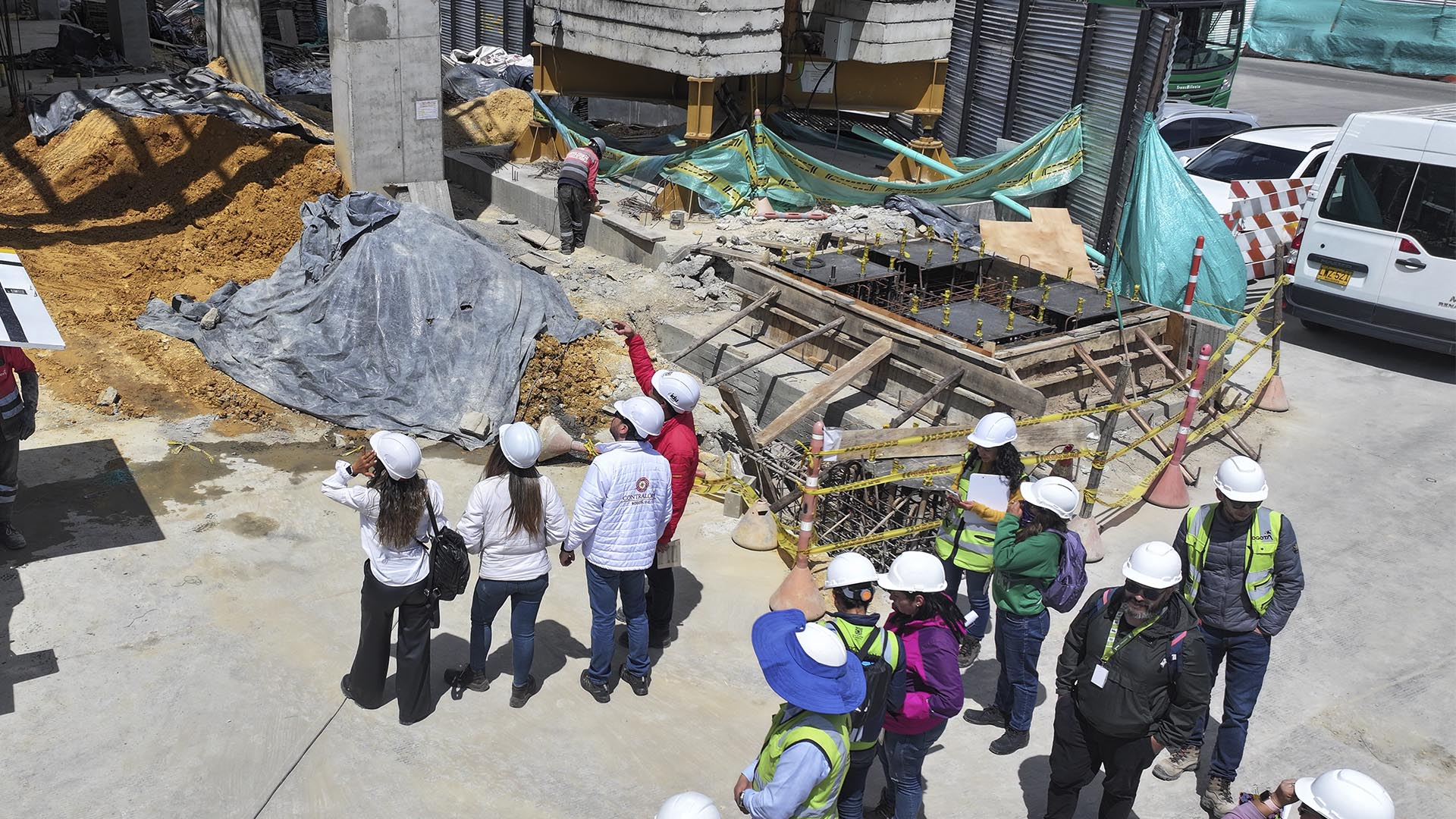 Dentro del programa "Vamos a la Obra", la Dirección Sectorial de Movilidad de la Contraloría de Bogotá, llevó a cabo una visita para verificar en terreno los avances de las obras que se adelantan en la Localidad de San Cristóbal para la construcción y puesta en marcha del TransMiCable.