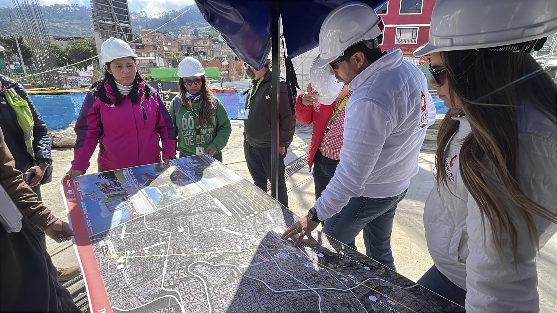 Dentro del programa "Vamos a la Obra", la Dirección Sectorial de Movilidad de la Contraloría de Bogotá, llevó a cabo una visita para verificar en terreno los avances de las obras que se adelantan en la Localidad de San Cristóbal para la construcción y puesta en marcha del TransMiCable.