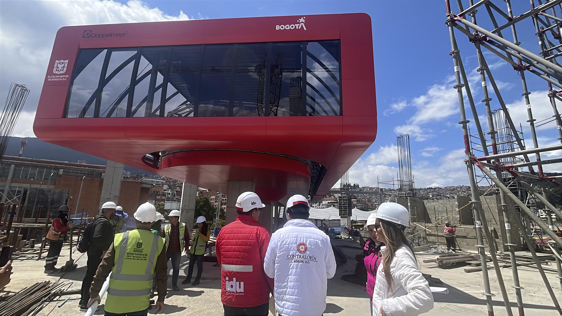 Dentro del programa "Vamos a la Obra", la Dirección Sectorial de Movilidad de la Contraloría de Bogotá, llevó a cabo una visita para verificar en terreno los avances de las obras que se adelantan en la Localidad de San Cristóbal para la construcción y puesta en marcha del TransMiCable.