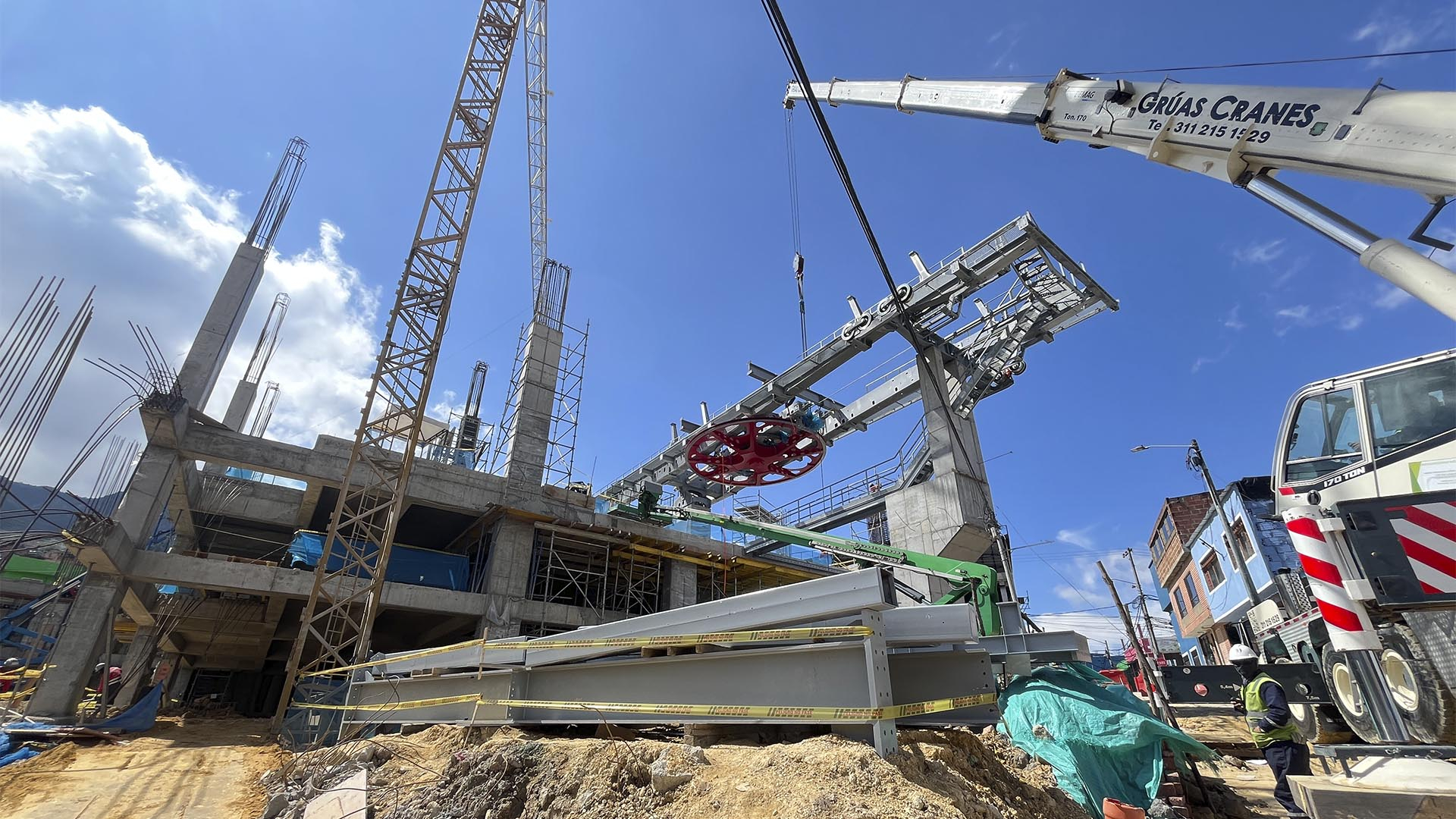 Dentro del programa "Vamos a la Obra", la Dirección Sectorial de Movilidad de la Contraloría de Bogotá, llevó a cabo una visita para verificar en terreno los avances de las obras que se adelantan en la Localidad de San Cristóbal para la construcción y puesta en marcha del TransMiCable.
