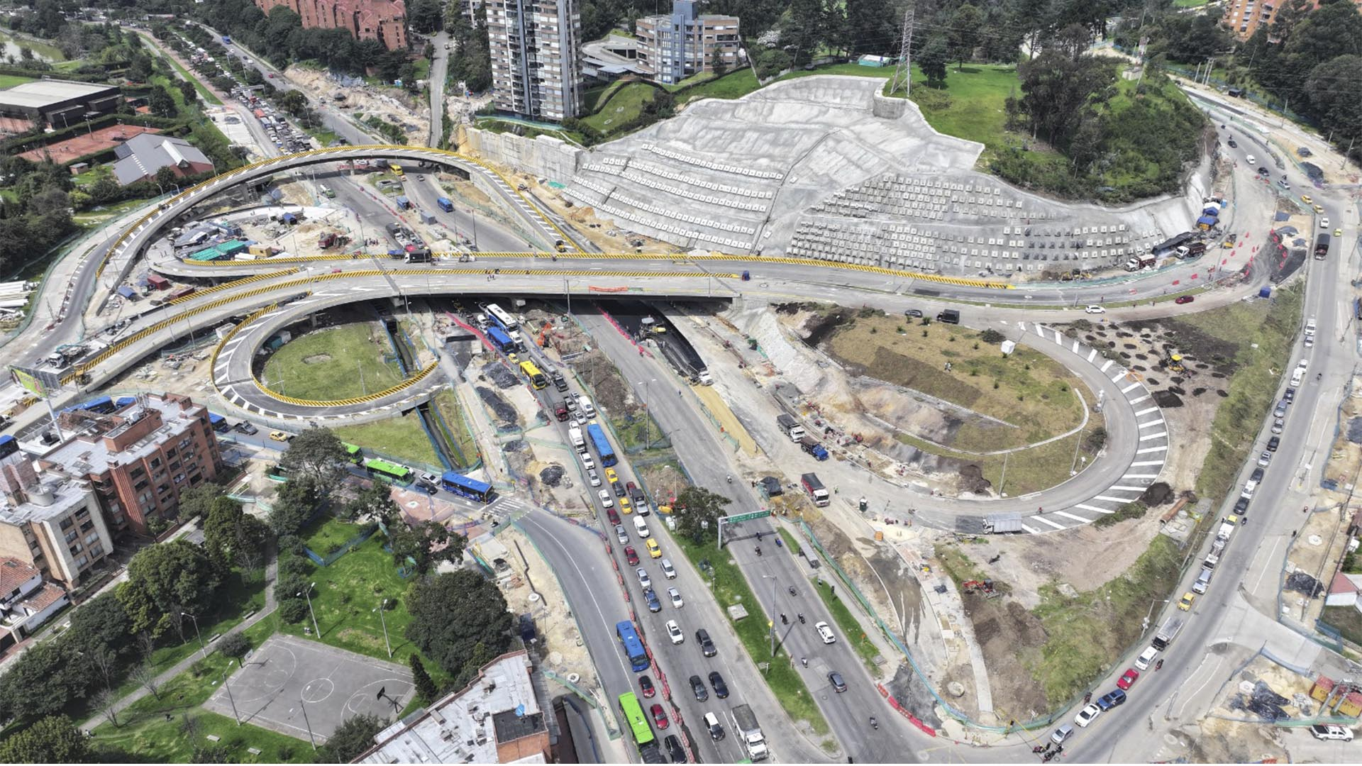 La Dirección Sectorial de Movilidad de la Contraloría visitó las obras que adelanta el IDU para la entrega y puesta en funcionamiento de los puentes vehiculares ubicados en la calle 127 con Av. Boyacá. Este importante proyecto, salió adelante -entre otras razones- por el seguimiento que se le hizo bajo el programa ‘Vamos a la Obra’.