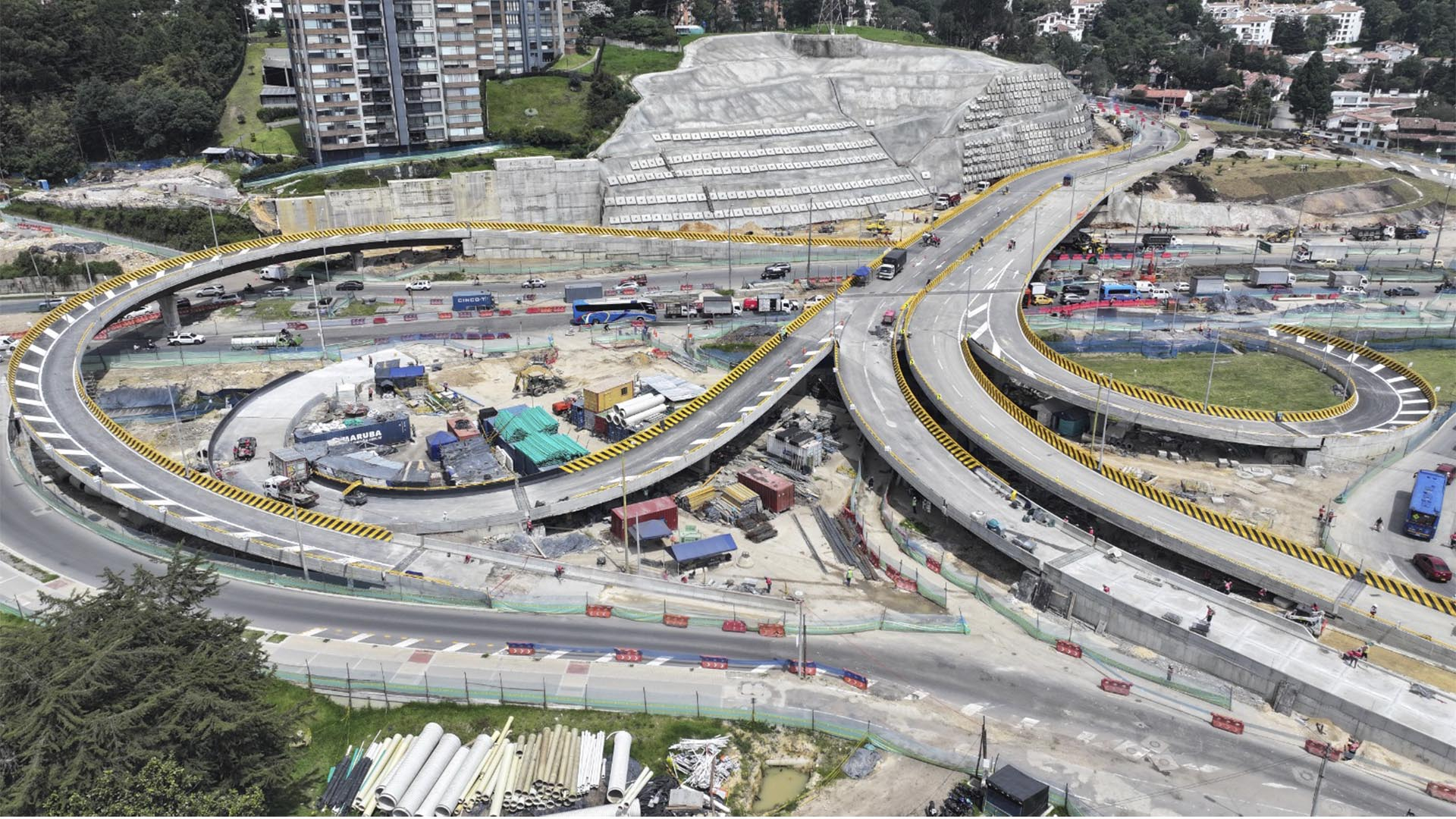La Dirección Sectorial de Movilidad de la Contraloría visitó las obras que adelanta el IDU para la entrega y puesta en funcionamiento de los puentes vehiculares ubicados en la calle 127 con Av. Boyacá. Este importante proyecto, salió adelante -entre otras razones- por el seguimiento que se le hizo bajo el programa ‘Vamos a la Obra’.