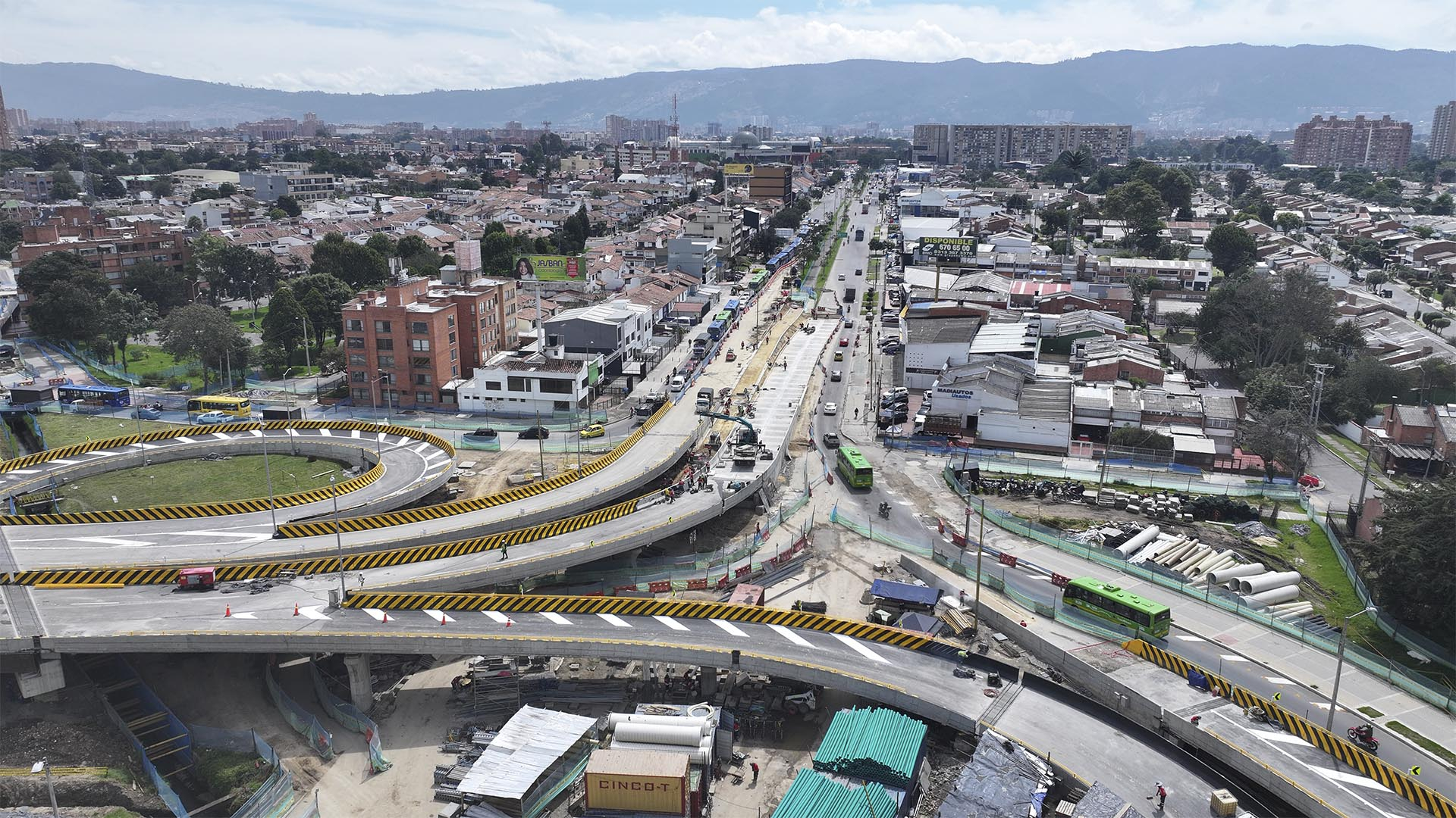 La Dirección Sectorial de Movilidad de la Contraloría visitó las obras que adelanta el IDU para la entrega y puesta en funcionamiento de los puentes vehiculares ubicados en la calle 127 con Av. Boyacá. Este importante proyecto, salió adelante -entre otras razones- por el seguimiento que se le hizo bajo el programa ‘Vamos a la Obra’.