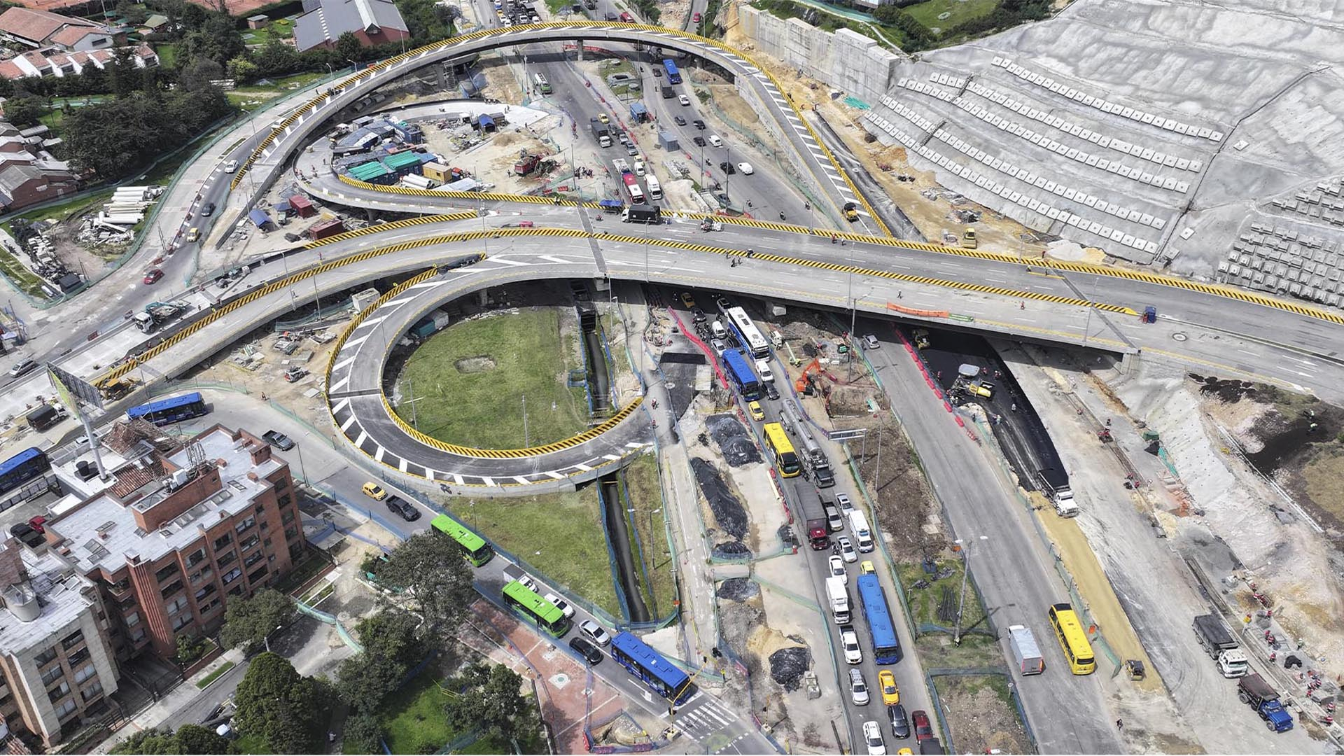 La Dirección Sectorial de Movilidad de la Contraloría visitó las obras que adelanta el IDU para la entrega y puesta en funcionamiento de los puentes vehiculares ubicados en la calle 127 con Av. Boyacá. Este importante proyecto, salió adelante -entre otras razones- por el seguimiento que se le hizo bajo el programa ‘Vamos a la Obra’.