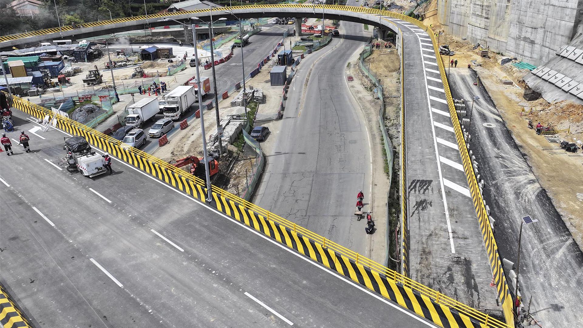 La Dirección Sectorial de Movilidad de la Contraloría visitó las obras que adelanta el IDU para la entrega y puesta en funcionamiento de los puentes vehiculares ubicados en la calle 127 con Av. Boyacá. Este importante proyecto, salió adelante -entre otras razones- por el seguimiento que se le hizo bajo el programa ‘Vamos a la Obra’.