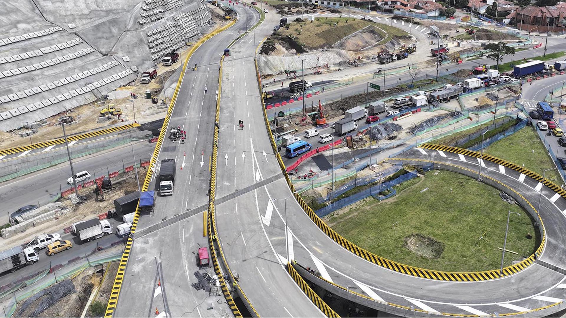 La Dirección Sectorial de Movilidad de la Contraloría visitó las obras que adelanta el IDU para la entrega y puesta en funcionamiento de los puentes vehiculares ubicados en la calle 127 con Av. Boyacá. Este importante proyecto, salió adelante -entre otras razones- por el seguimiento que se le hizo bajo el programa ‘Vamos a la Obra’.