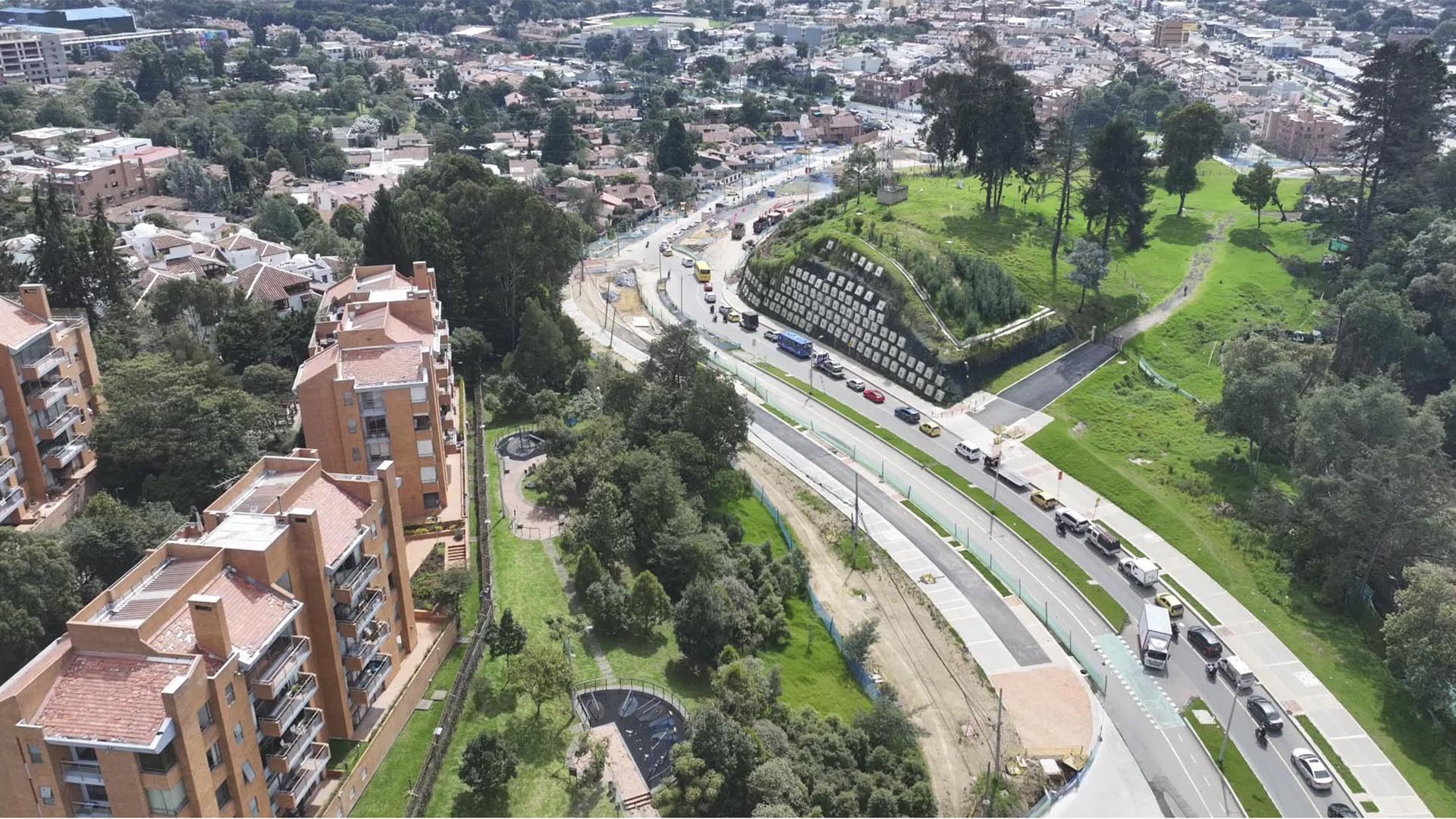 La Dirección Sectorial de Movilidad de la Contraloría visitó las obras que adelanta el IDU para la entrega y puesta en funcionamiento de los puentes vehiculares ubicados en la calle 127 con Av. Boyacá. Este importante proyecto, salió adelante -entre otras razones- por el seguimiento que se le hizo bajo el programa ‘Vamos a la Obra’.