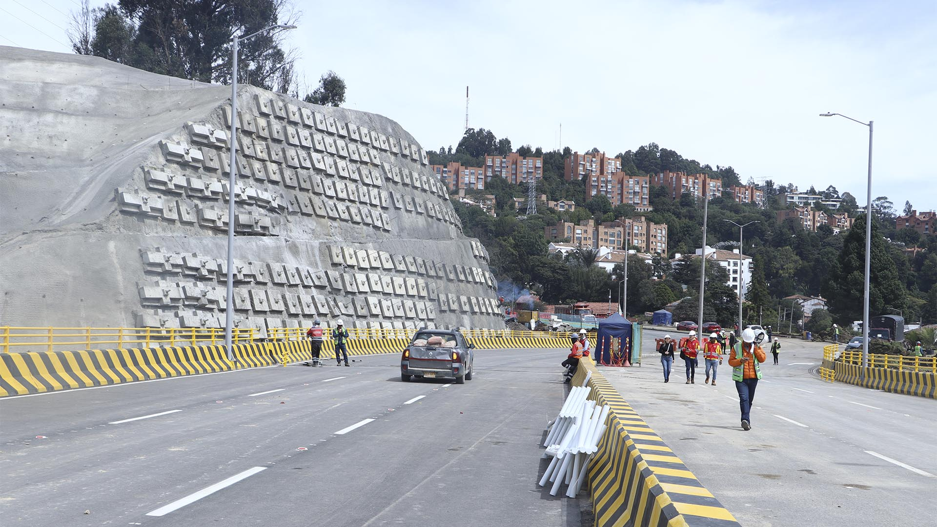 La Dirección Sectorial de Movilidad de la Contraloría visitó las obras que adelanta el IDU para la entrega y puesta en funcionamiento de los puentes vehiculares ubicados en la calle 127 con Av. Boyacá. Este importante proyecto, salió adelante -entre otras razones- por el seguimiento que se le hizo bajo el programa ‘Vamos a la Obra’.