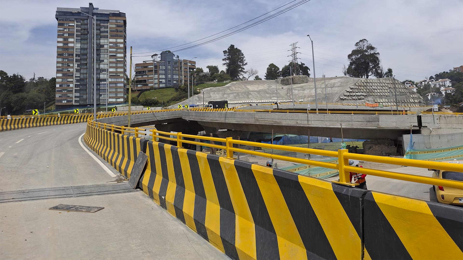 La Dirección Sectorial de Movilidad de la Contraloría visitó las obras que adelanta el IDU para la entrega y puesta en funcionamiento de los puentes vehiculares ubicados en la calle 127 con Av. Boyacá. Este importante proyecto, salió adelante -entre otras razones- por el seguimiento que se le hizo bajo el programa ‘Vamos a la Obra’.