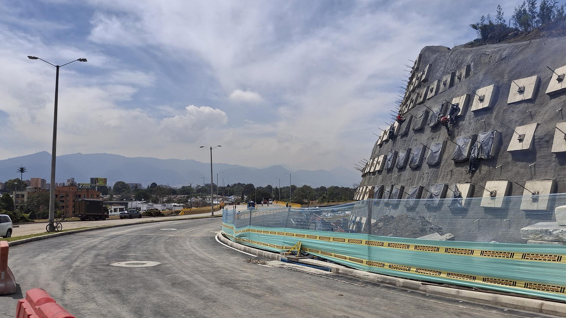 La Dirección Sectorial de Movilidad de la Contraloría visitó las obras que adelanta el IDU para la entrega y puesta en funcionamiento de los puentes vehiculares ubicados en la calle 127 con Av. Boyacá. Este importante proyecto, salió adelante -entre otras razones- por el seguimiento que se le hizo bajo el programa ‘Vamos a la Obra’.