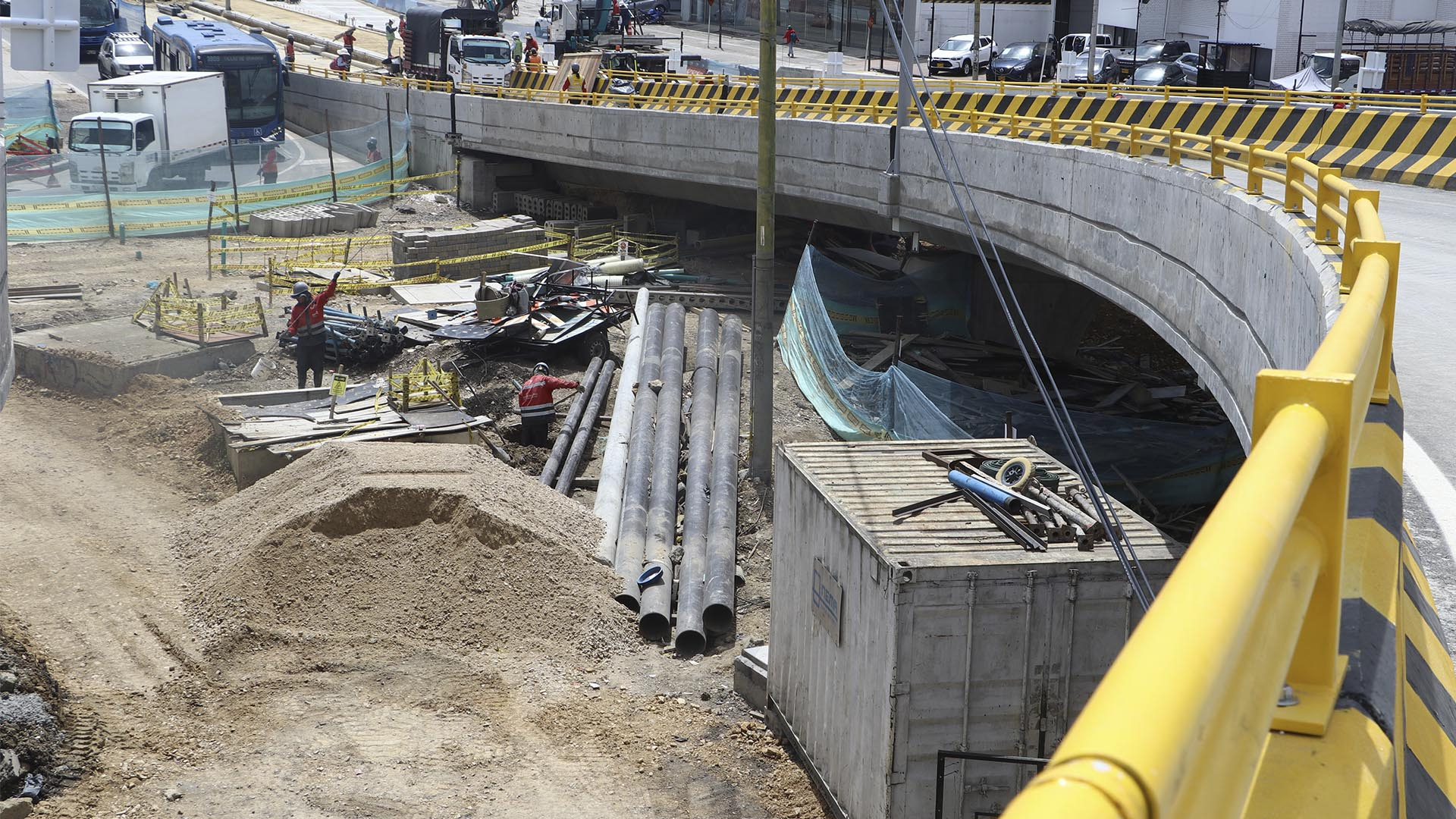 La Dirección Sectorial de Movilidad de la Contraloría visitó las obras que adelanta el IDU para la entrega y puesta en funcionamiento de los puentes vehiculares ubicados en la calle 127 con Av. Boyacá. Este importante proyecto, salió adelante -entre otras razones- por el seguimiento que se le hizo bajo el programa ‘Vamos a la Obra’.