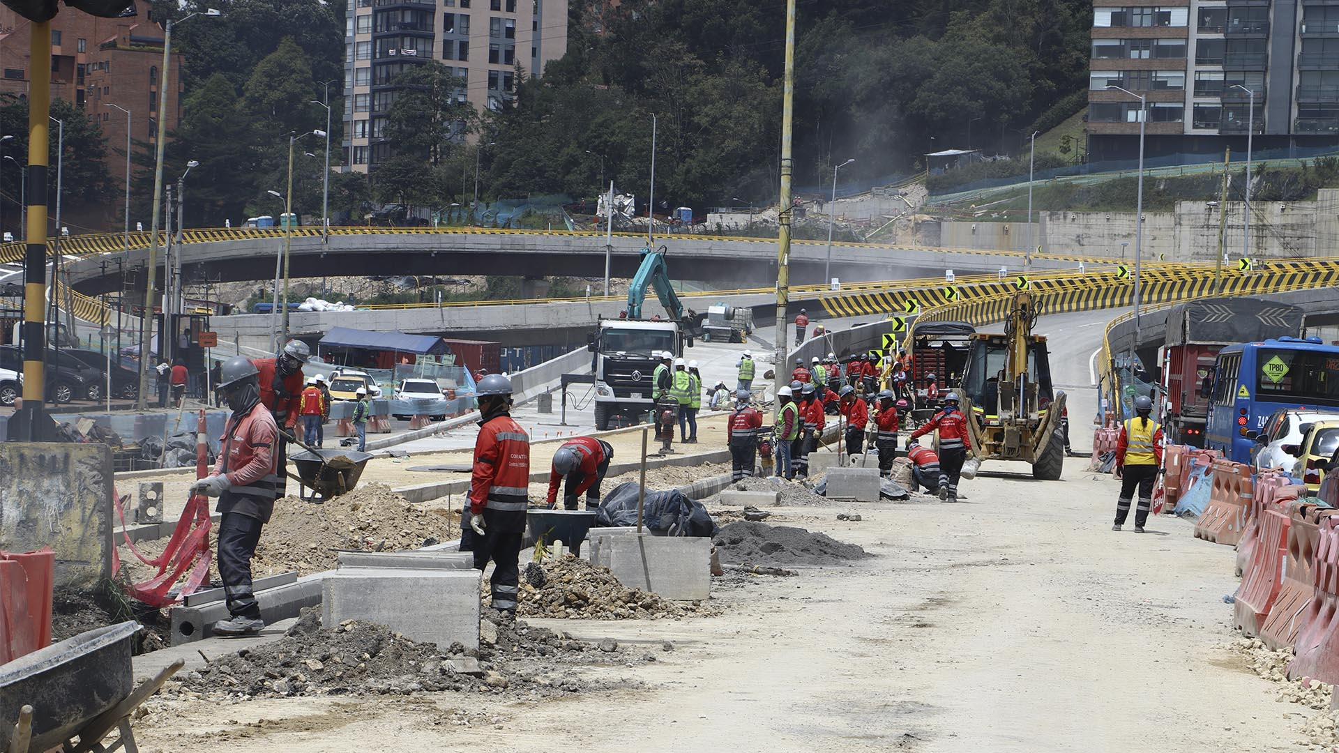 La Dirección Sectorial de Movilidad de la Contraloría visitó las obras que adelanta el IDU para la entrega y puesta en funcionamiento de los puentes vehiculares ubicados en la calle 127 con Av. Boyacá. Este importante proyecto, salió adelante -entre otras razones- por el seguimiento que se le hizo bajo el programa ‘Vamos a la Obra’.