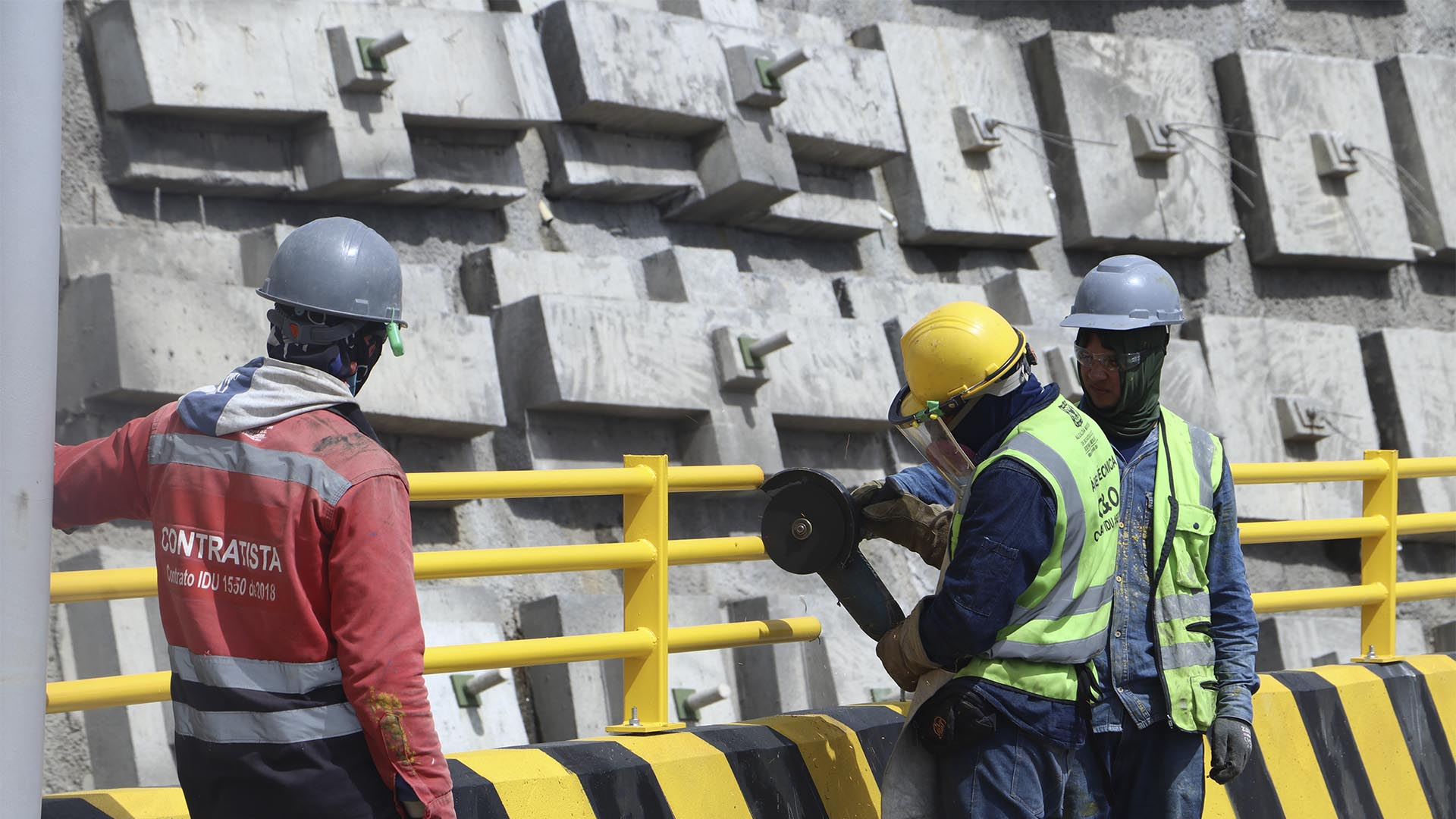 La Dirección Sectorial de Movilidad de la Contraloría visitó las obras que adelanta el IDU para la entrega y puesta en funcionamiento de los puentes vehiculares ubicados en la calle 127 con Av. Boyacá. Este importante proyecto, salió adelante -entre otras razones- por el seguimiento que se le hizo bajo el programa ‘Vamos a la Obra’.